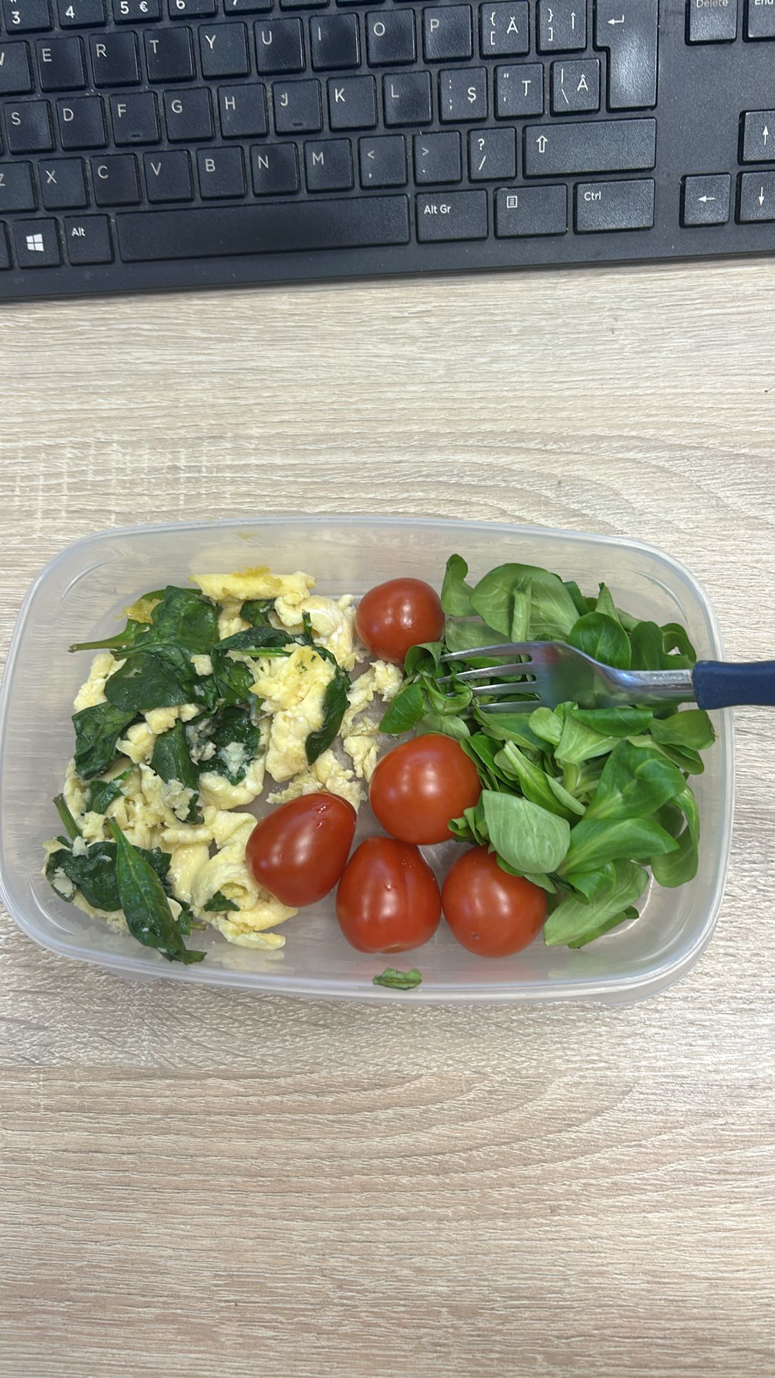 Omlet cu spanac și salată