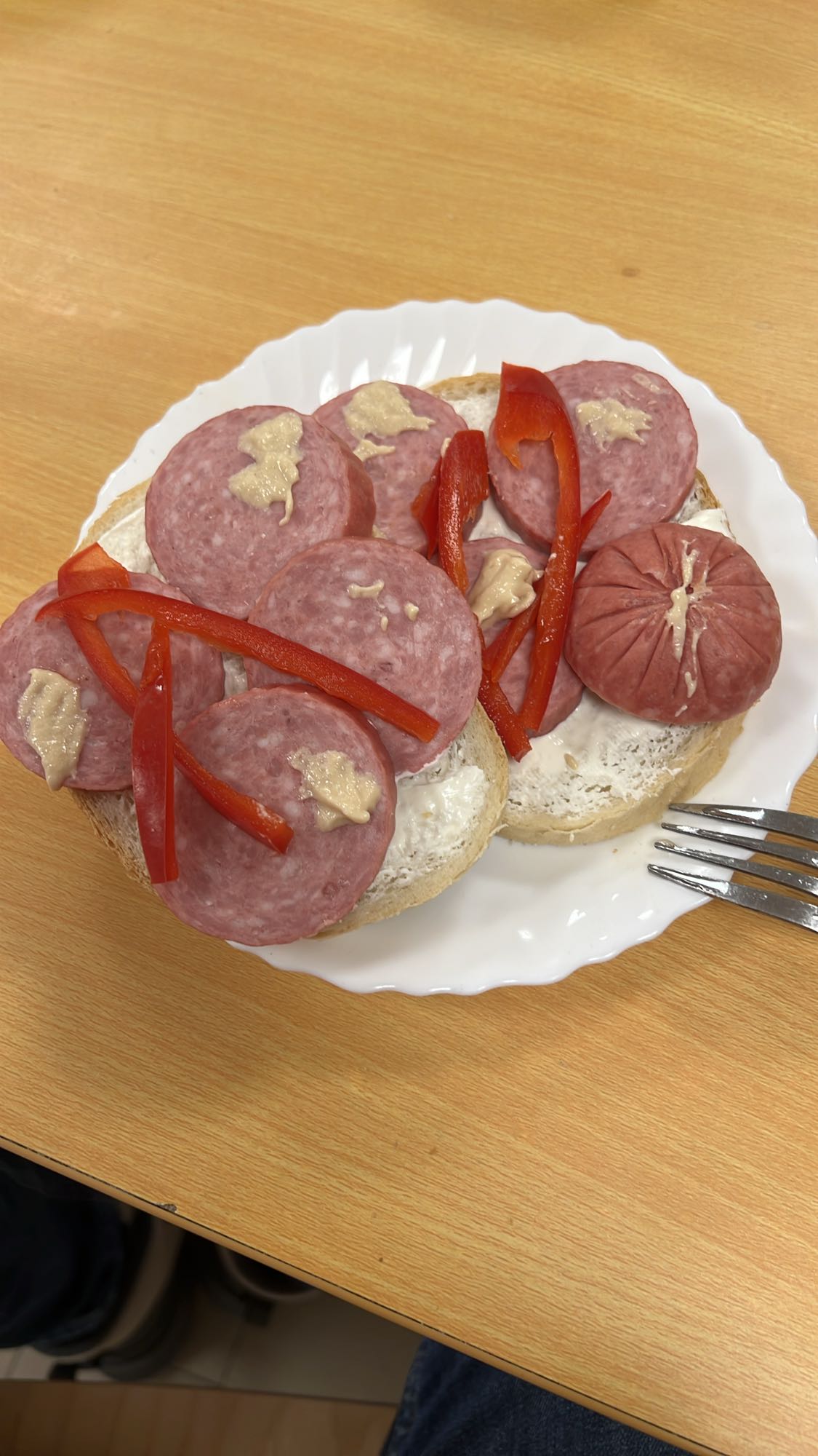 Sandviș cu salam și ardei