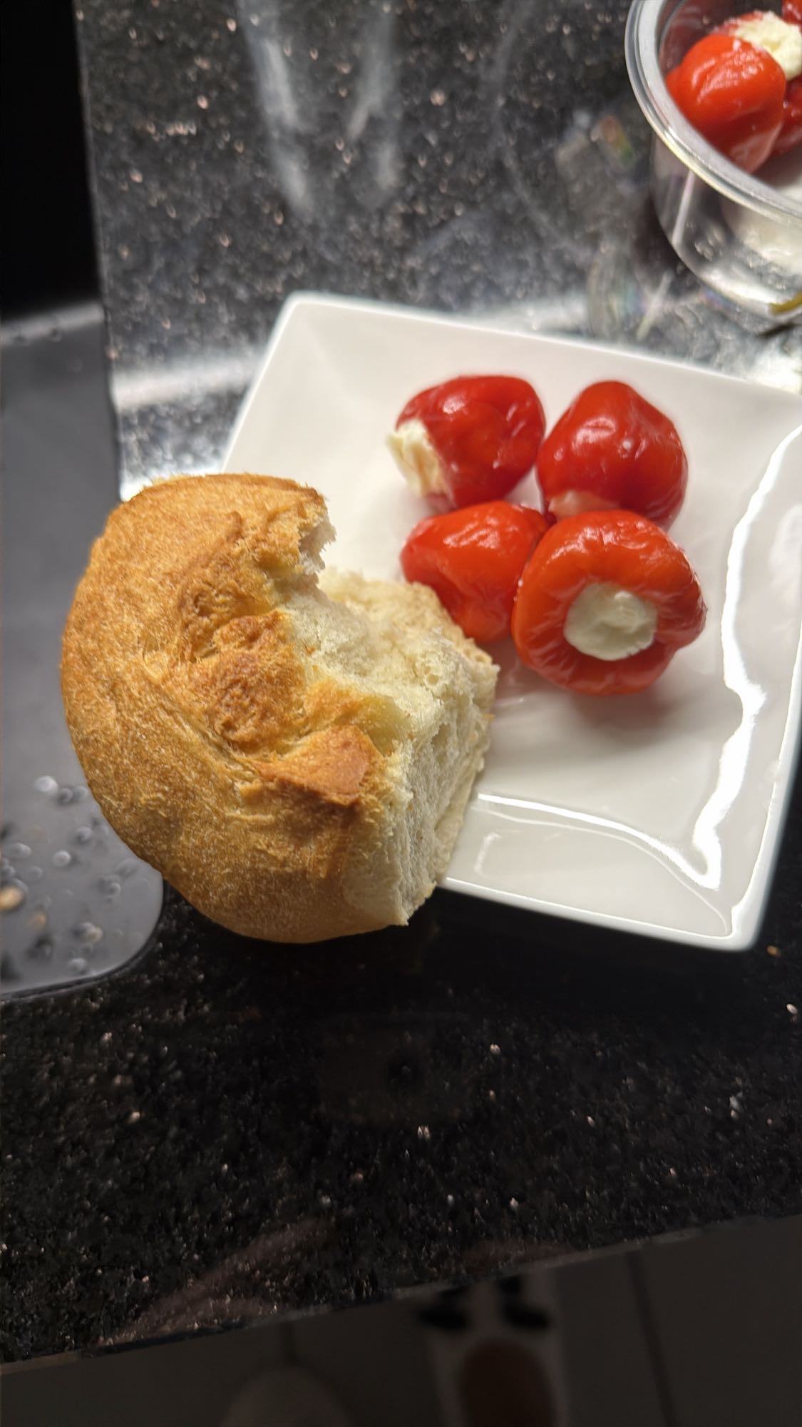 Brötchen mit gefüllten Peperoni