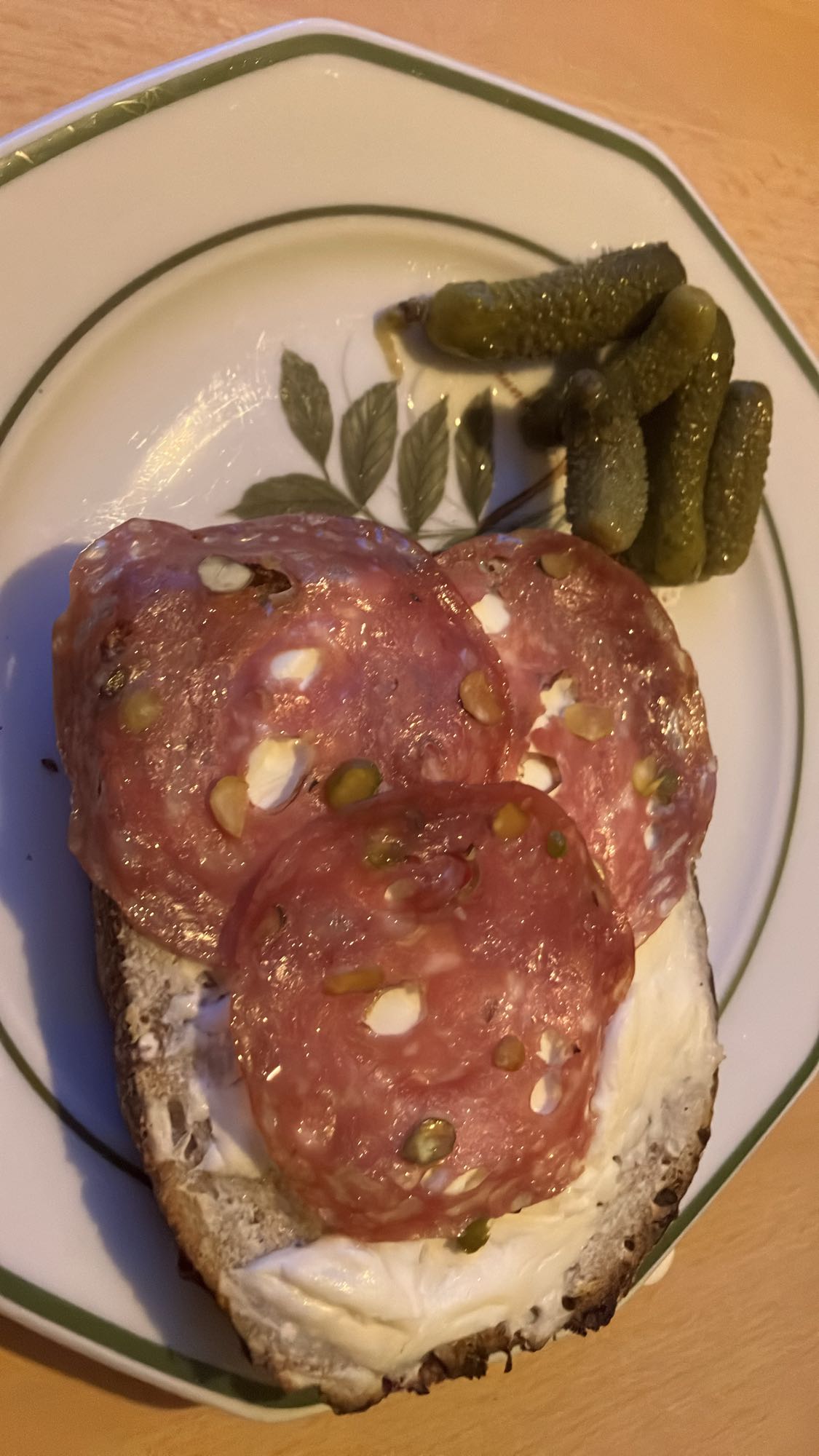 Pão com salame e pepino