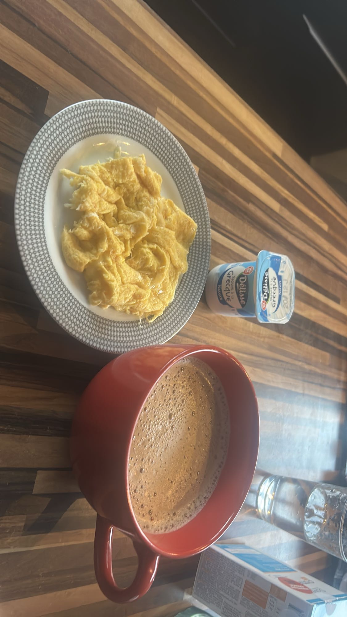 Petit-déjeuner œufs et yaourt