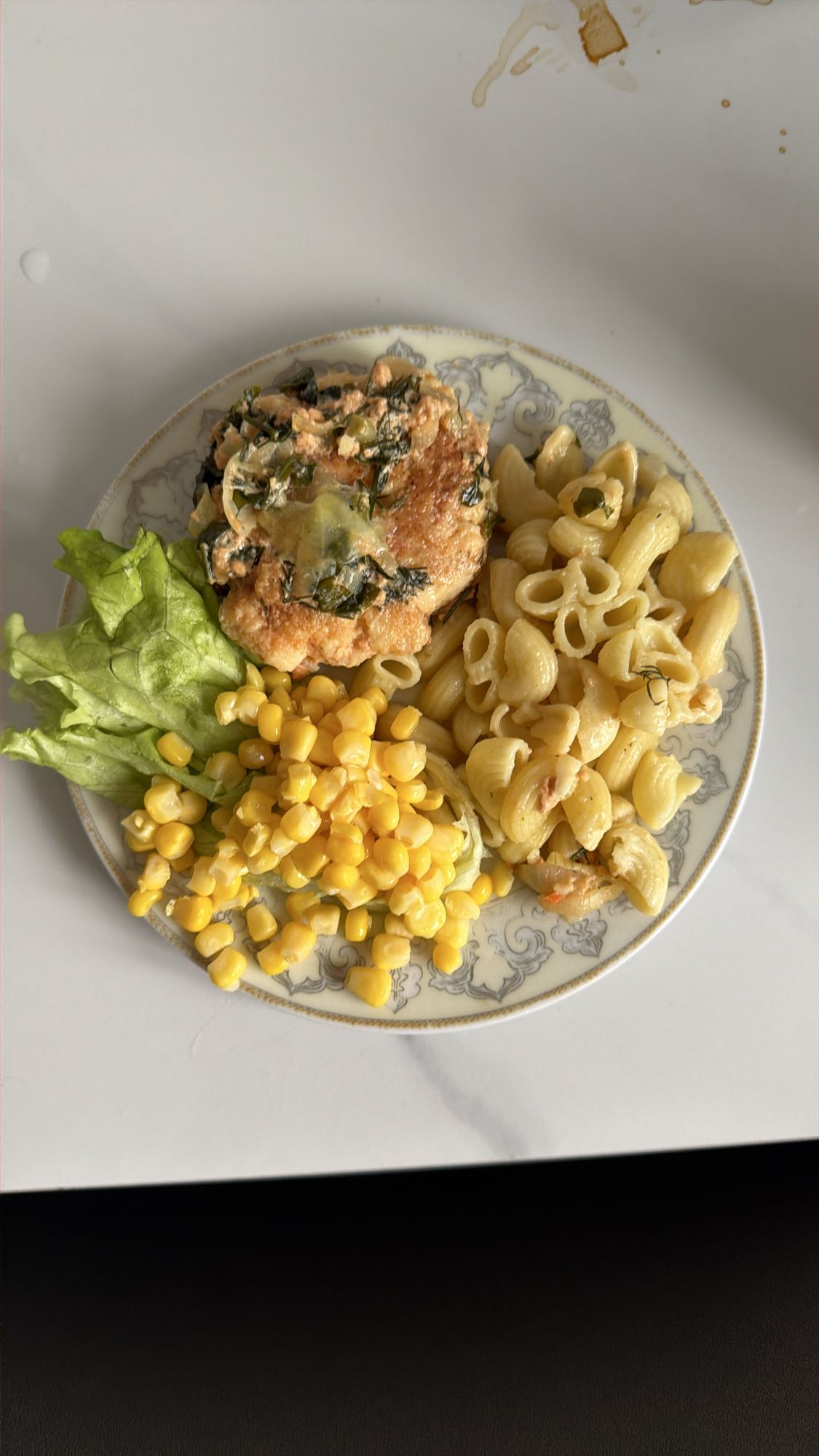 Котлета с макаронами и кукурузой