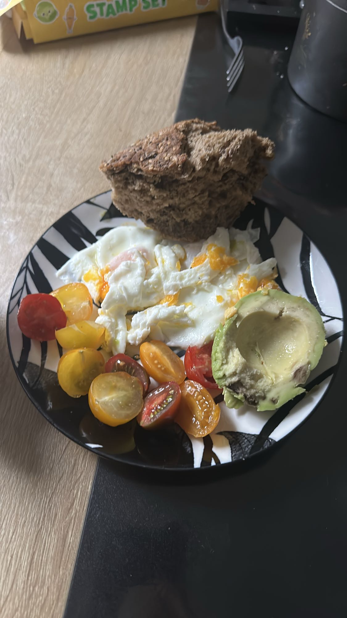 Mic dejun cu ou, avocado și pâine