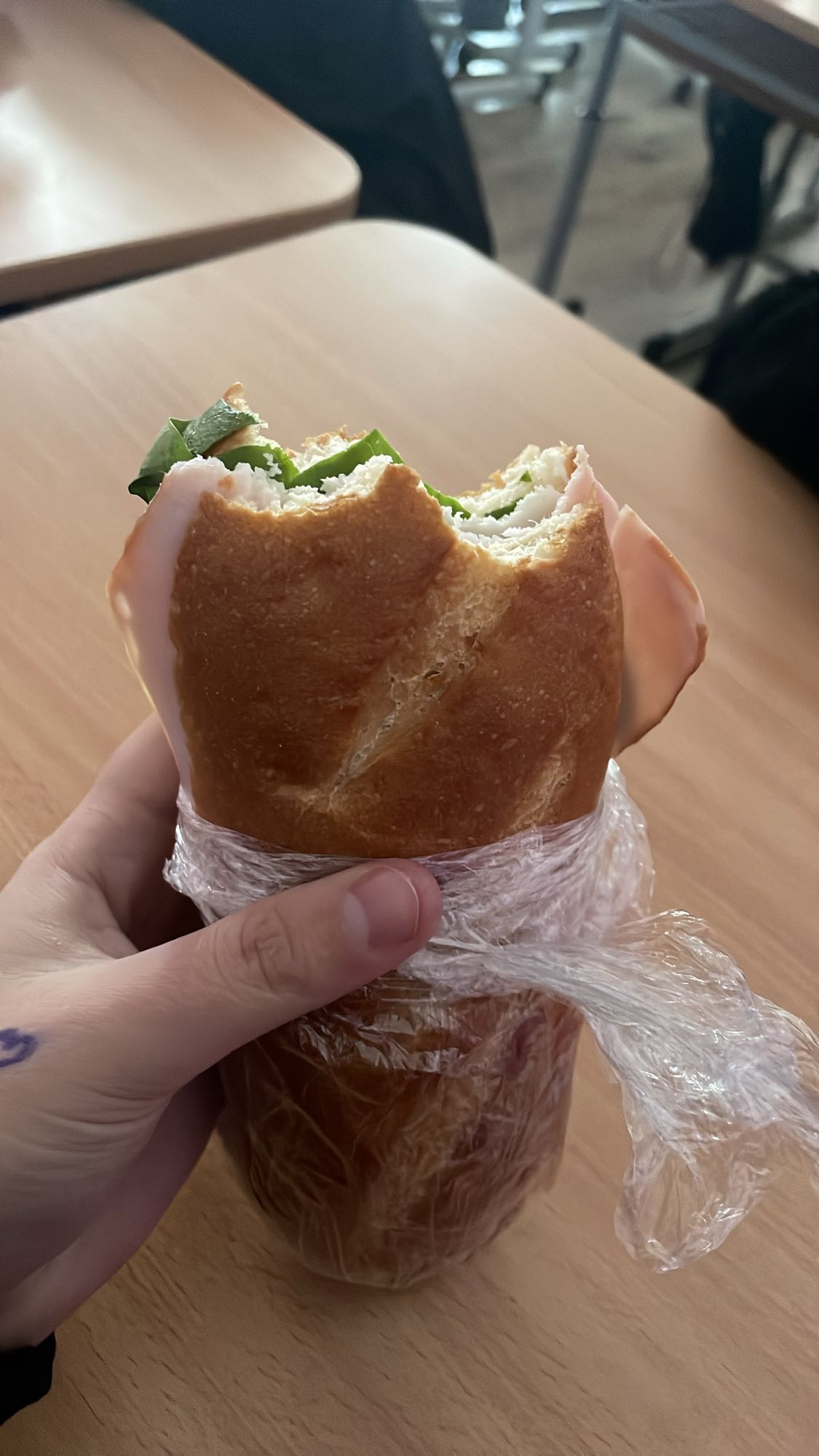 Sandviș cu șuncă și salată