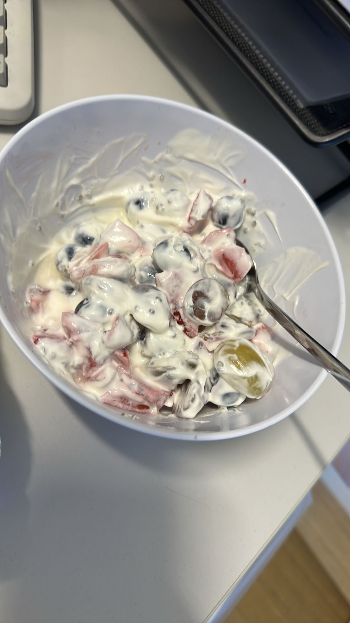 Yogurtlu meyve salatası