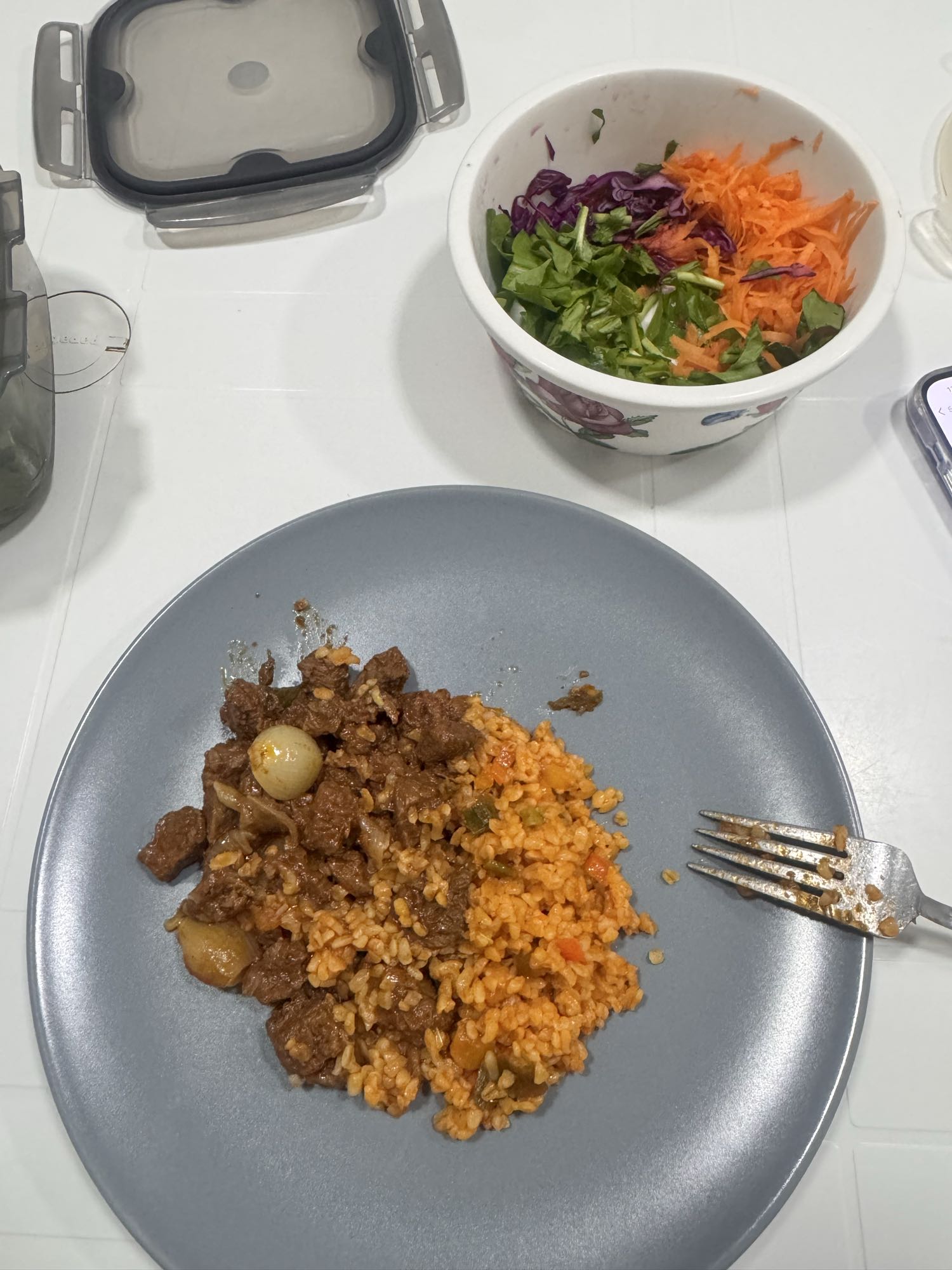 Говядина с рисом и салатом