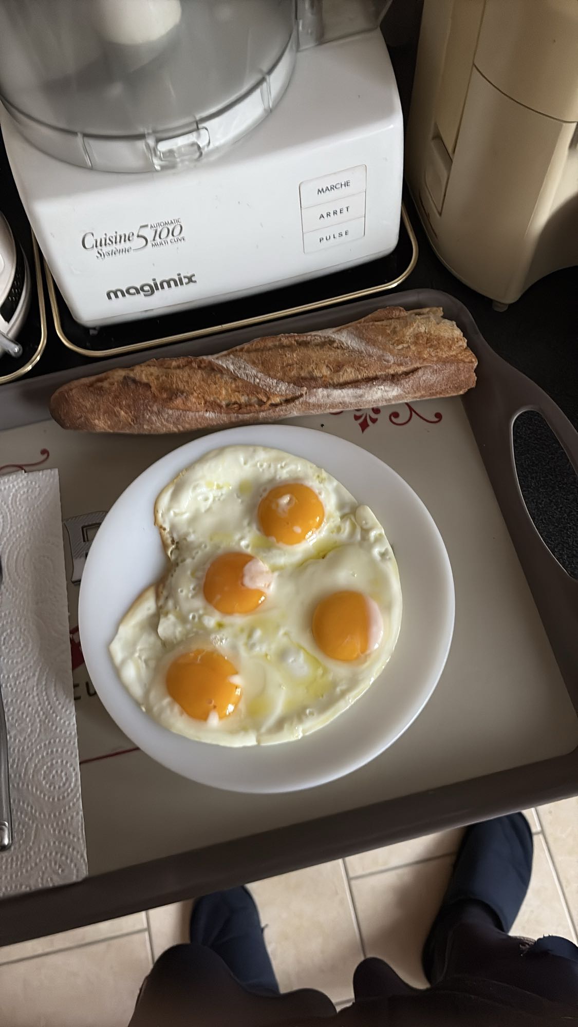 Oeufs au plat et baguette