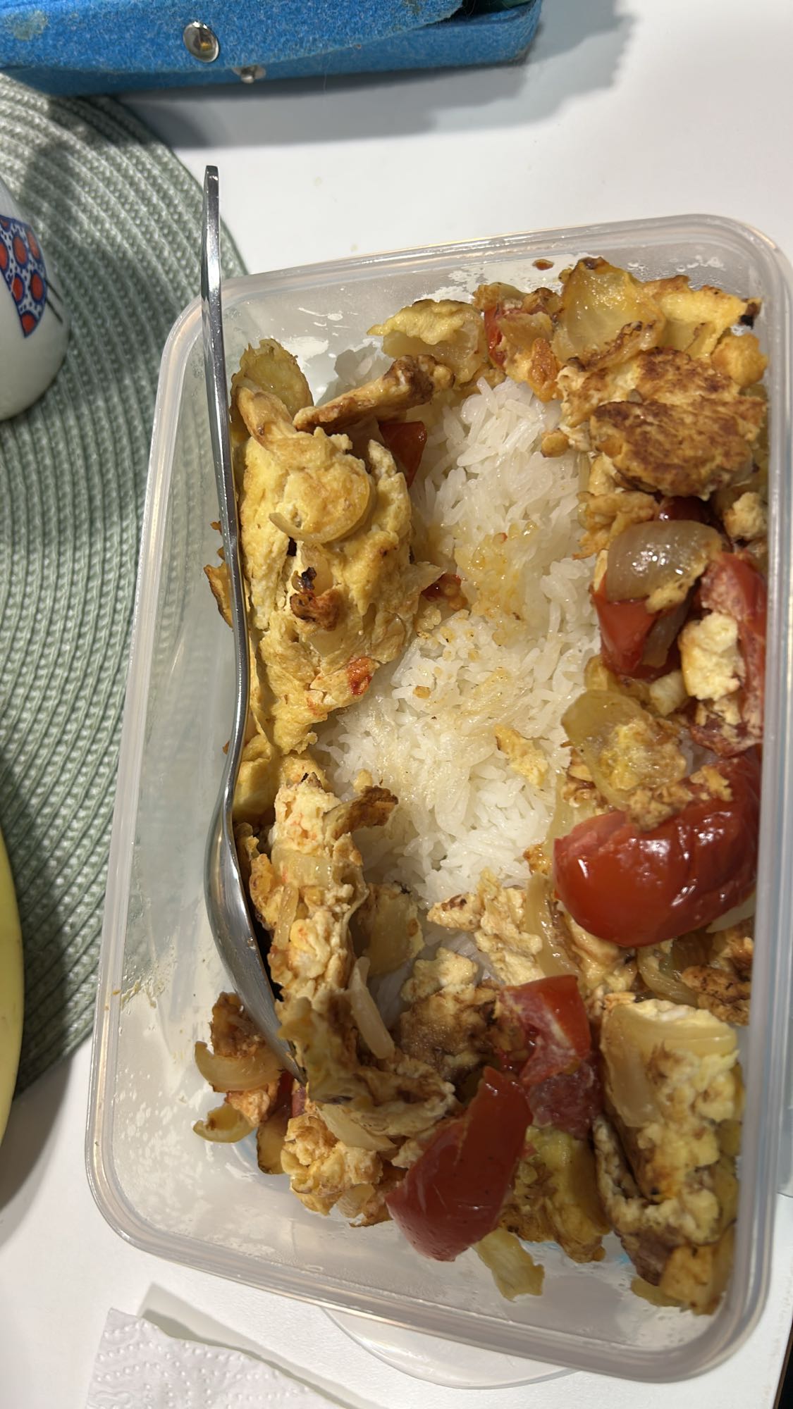 Eggs med ris og grønnsaker