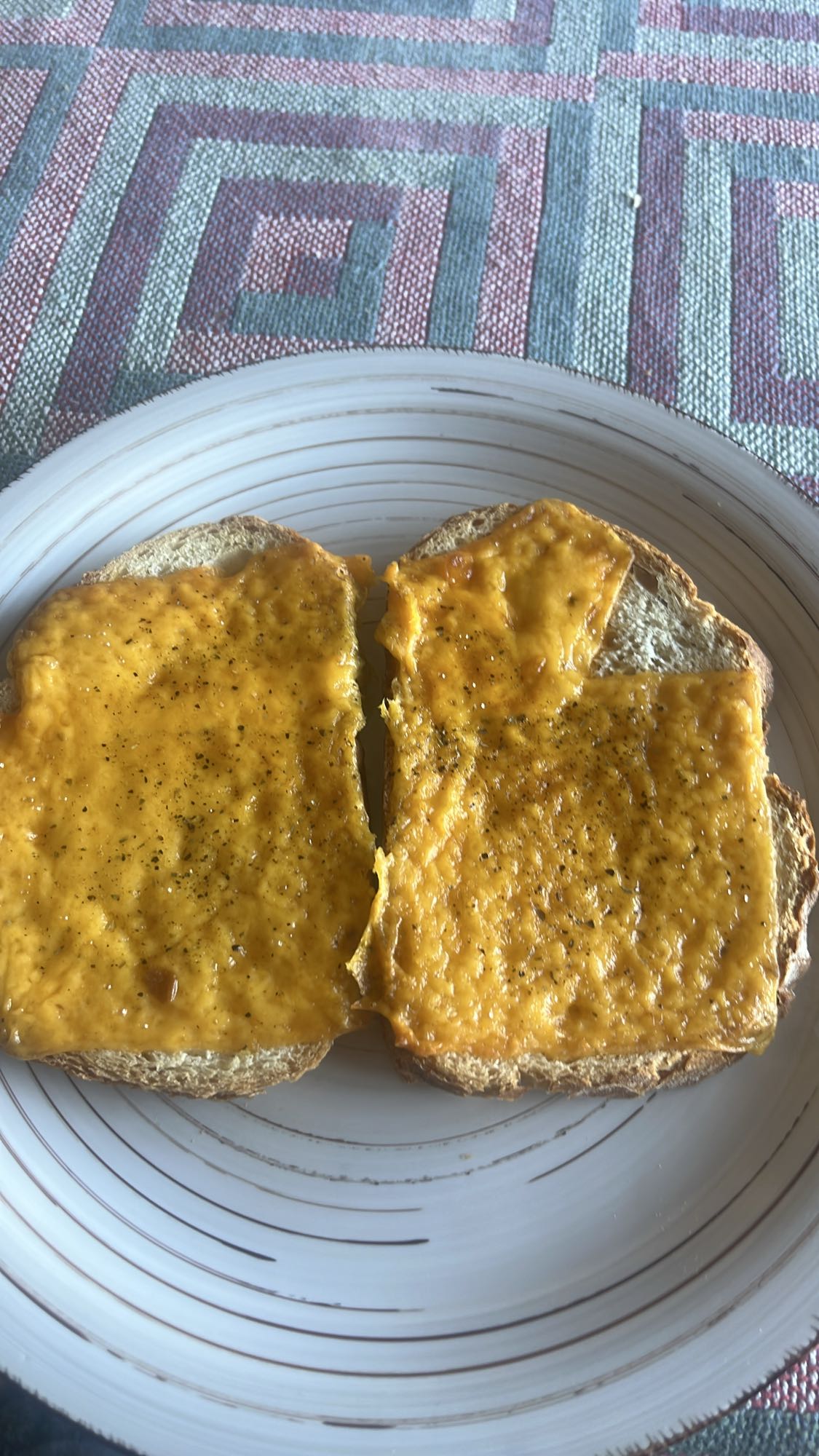 Tostadas con queso cheddar