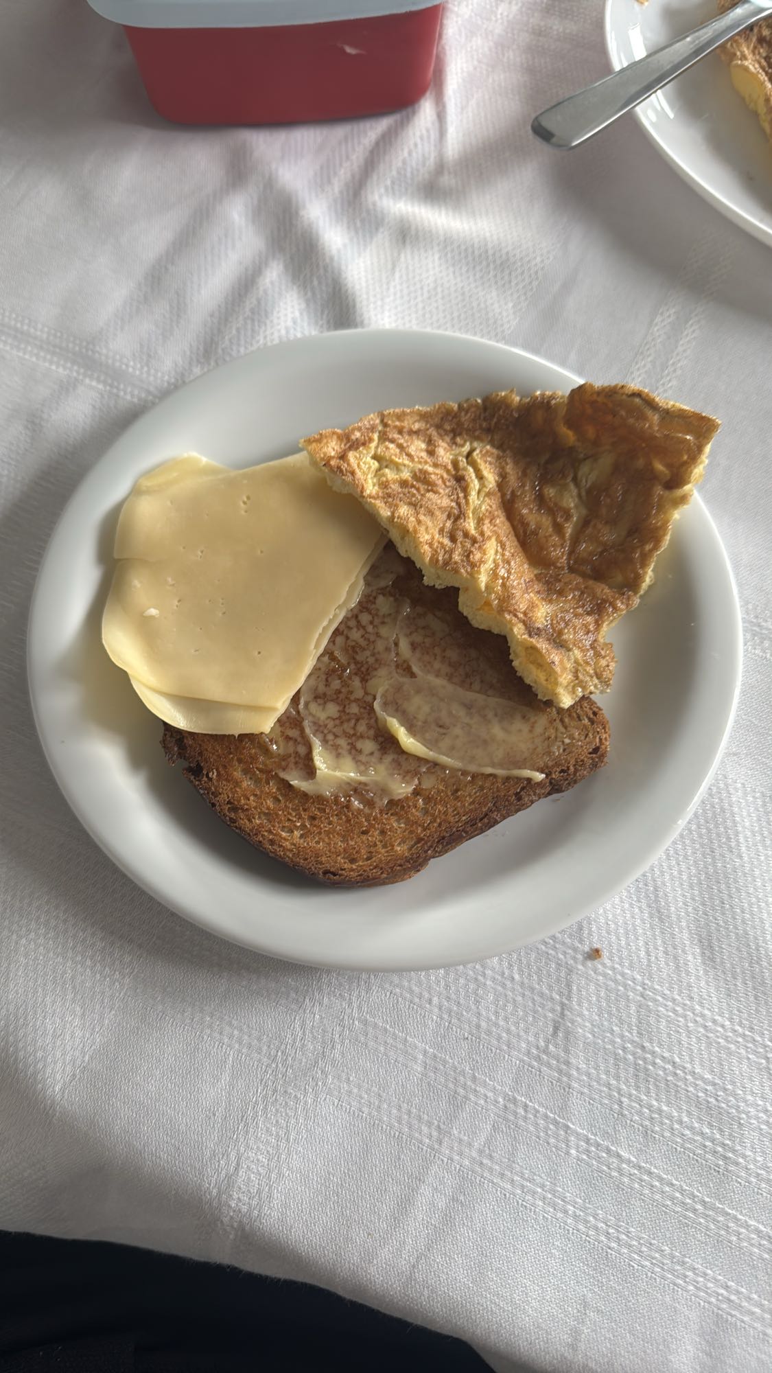 Torrada com queijo e omelete