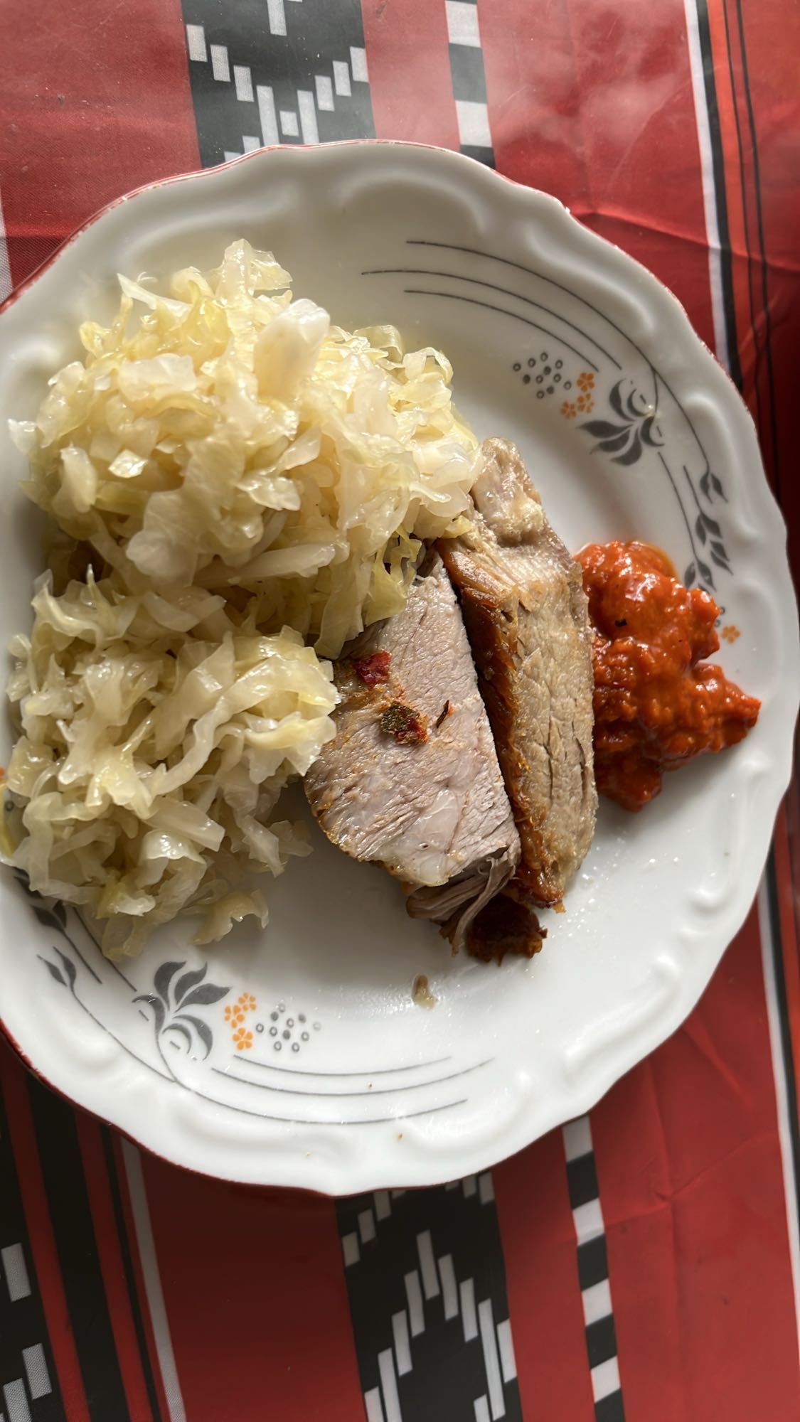 Свинско със зеле и лютеница