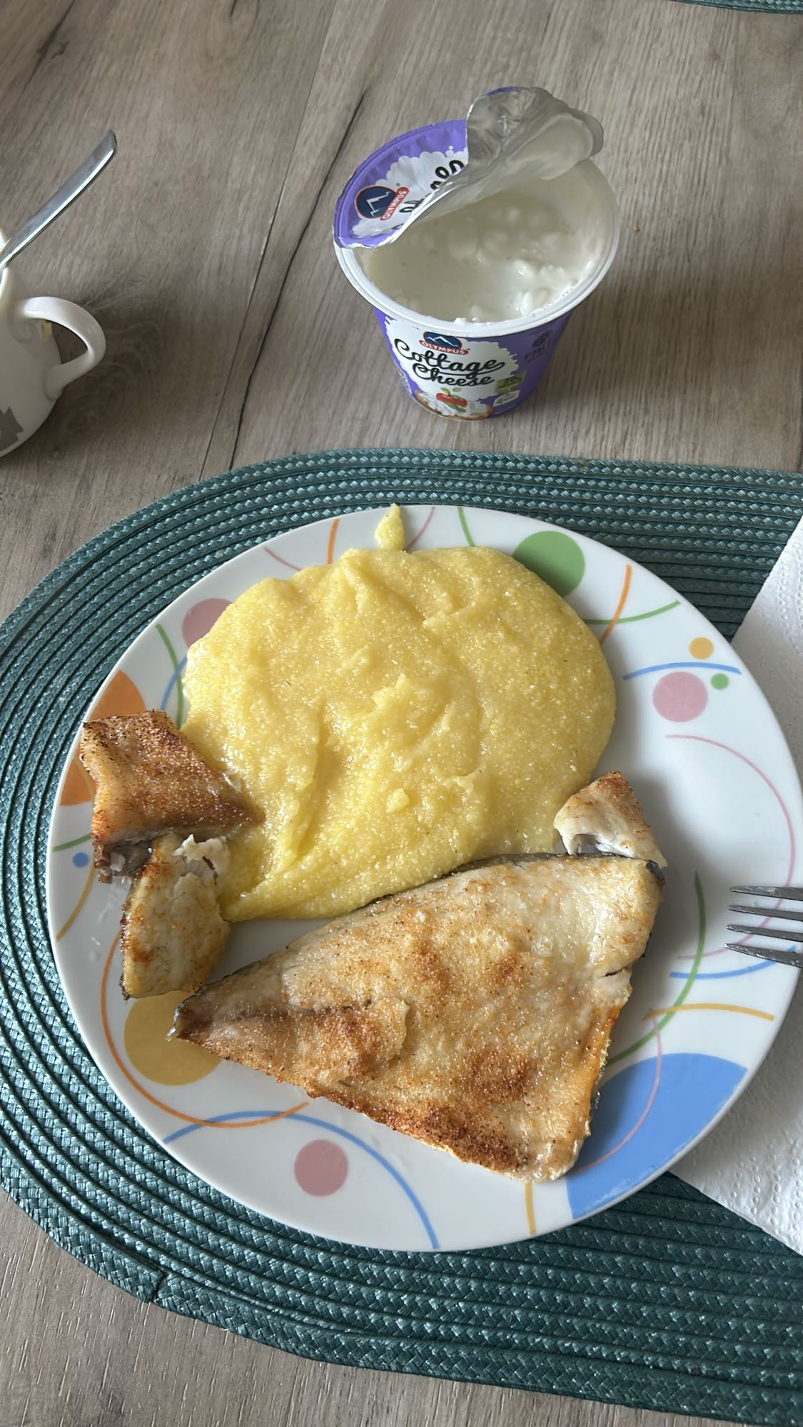 Pește cu mămăligă și brânză