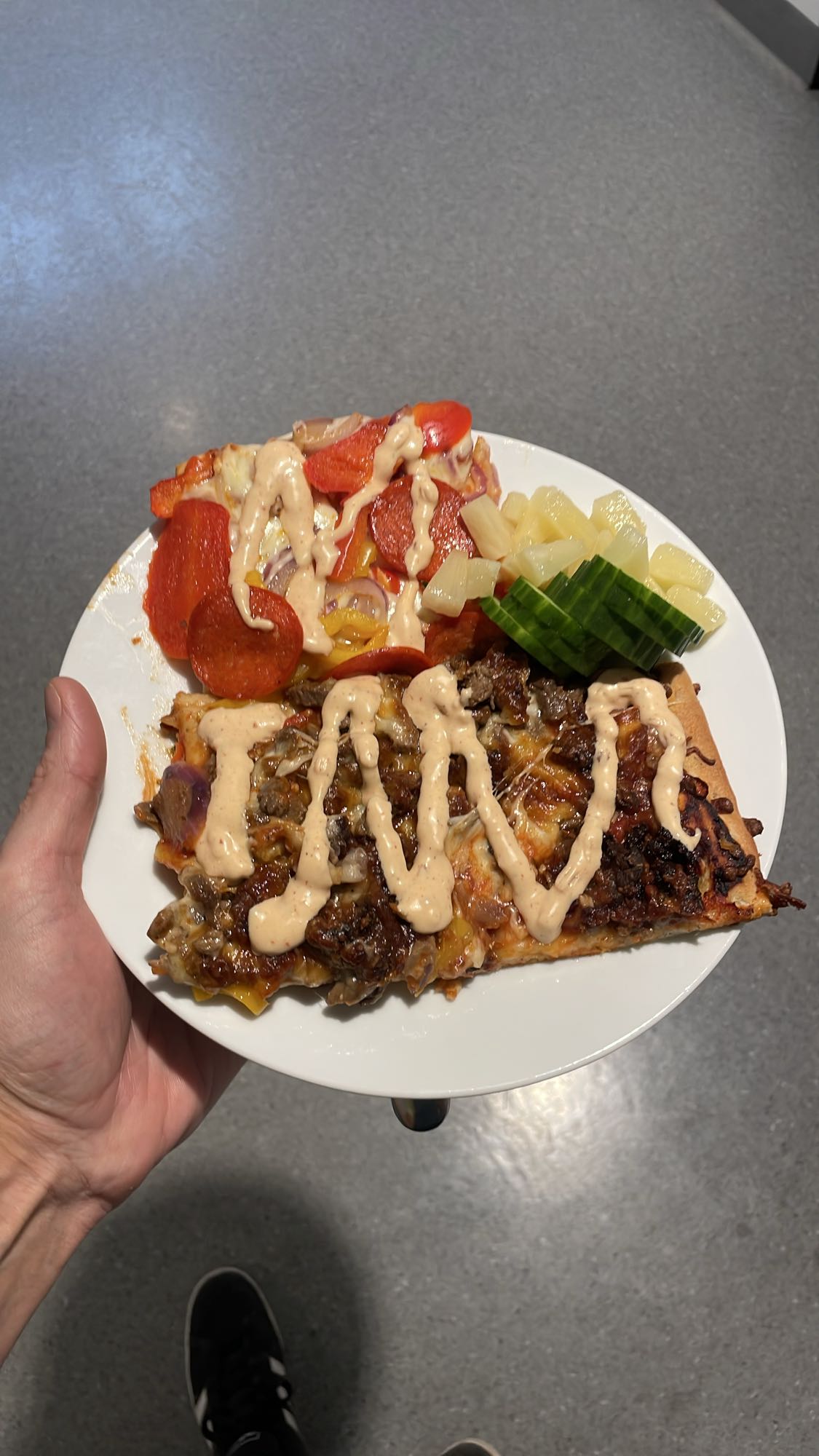 Pizza med topping och sallad