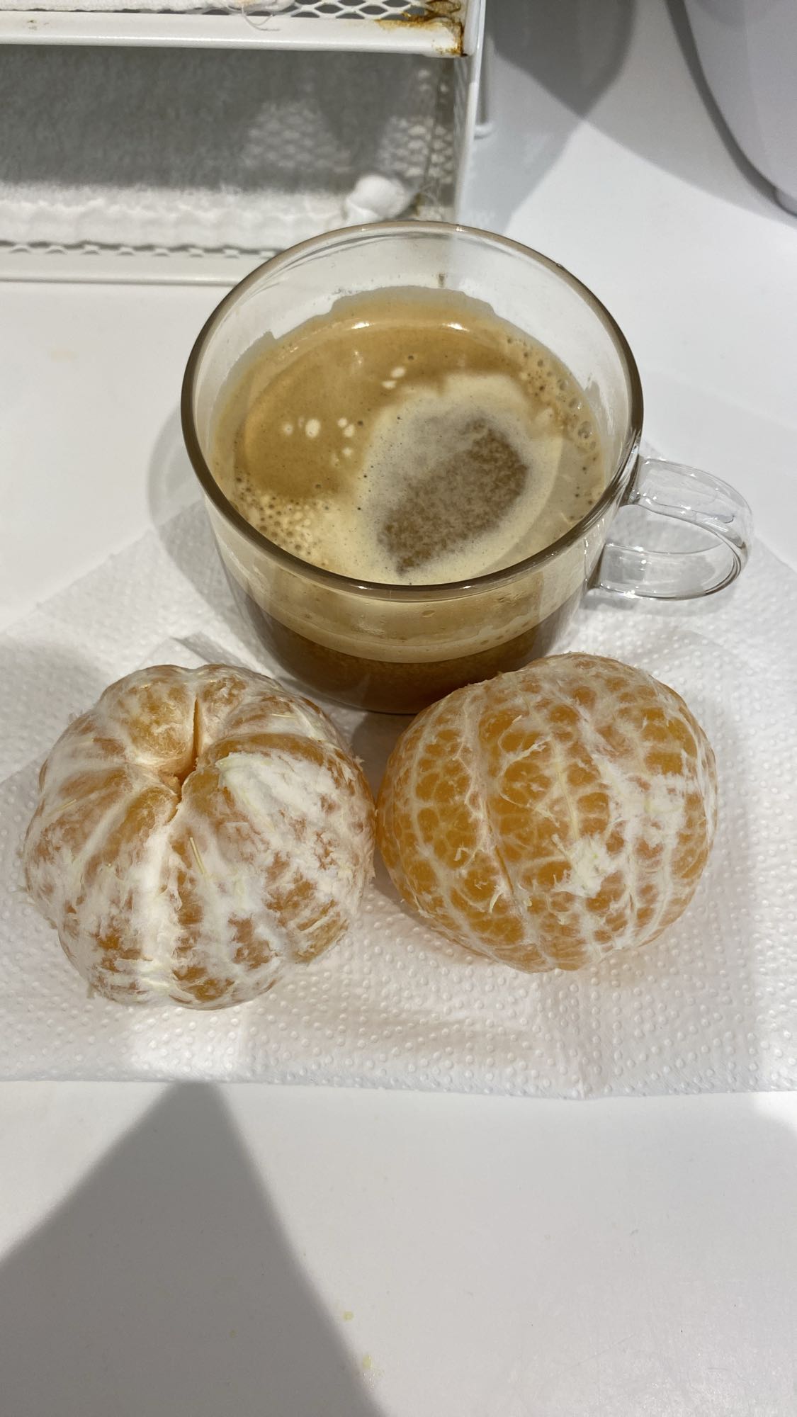 Dos mandarinas y un café con un chorrito de leche de avena sin azúcar