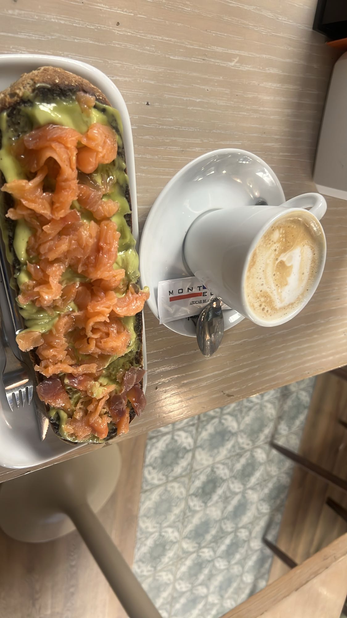 Tostada con salmón y café