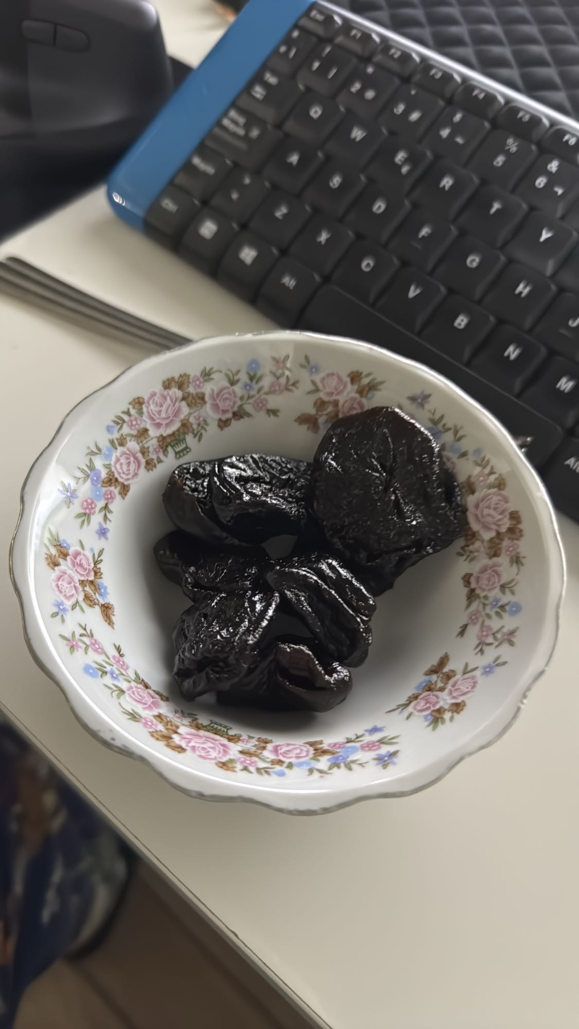 ciruelas pasas en plato