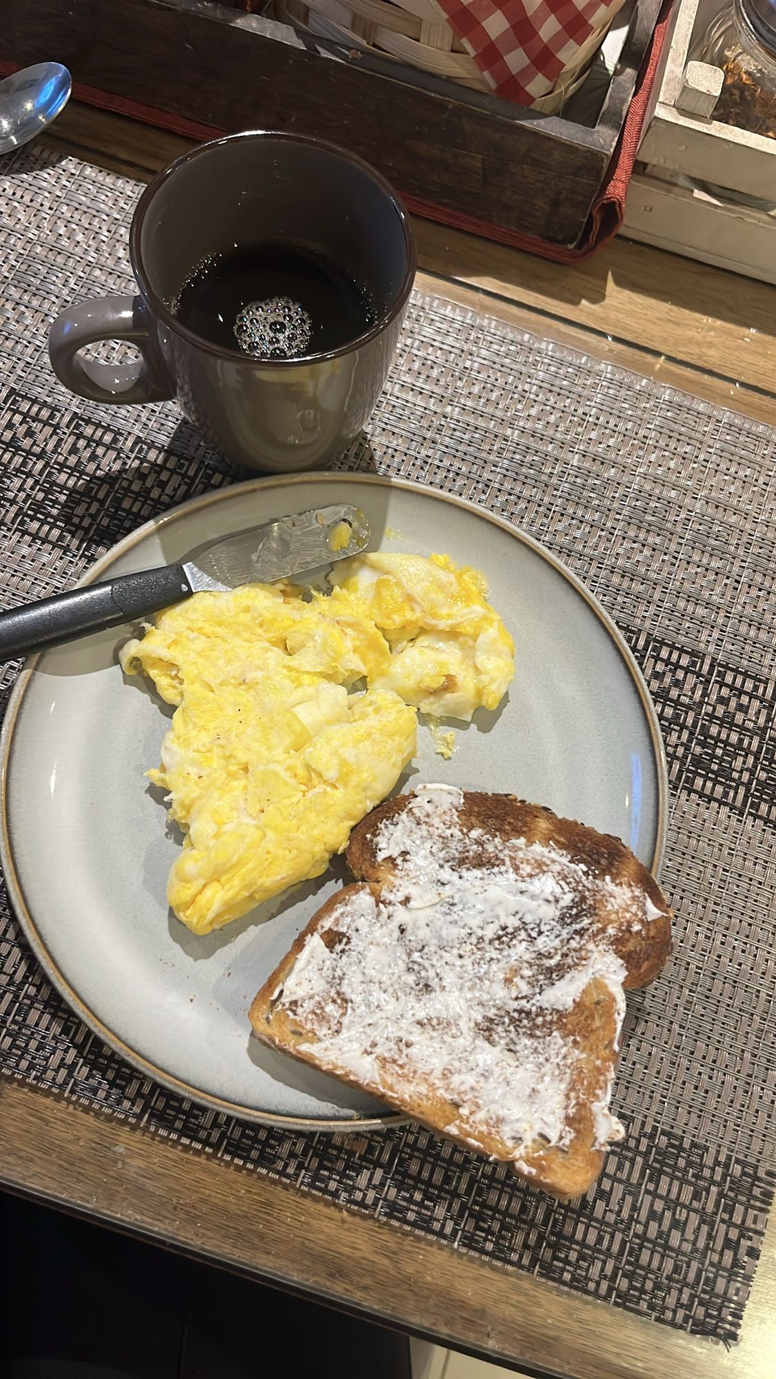 Desayuno con huevos y pan