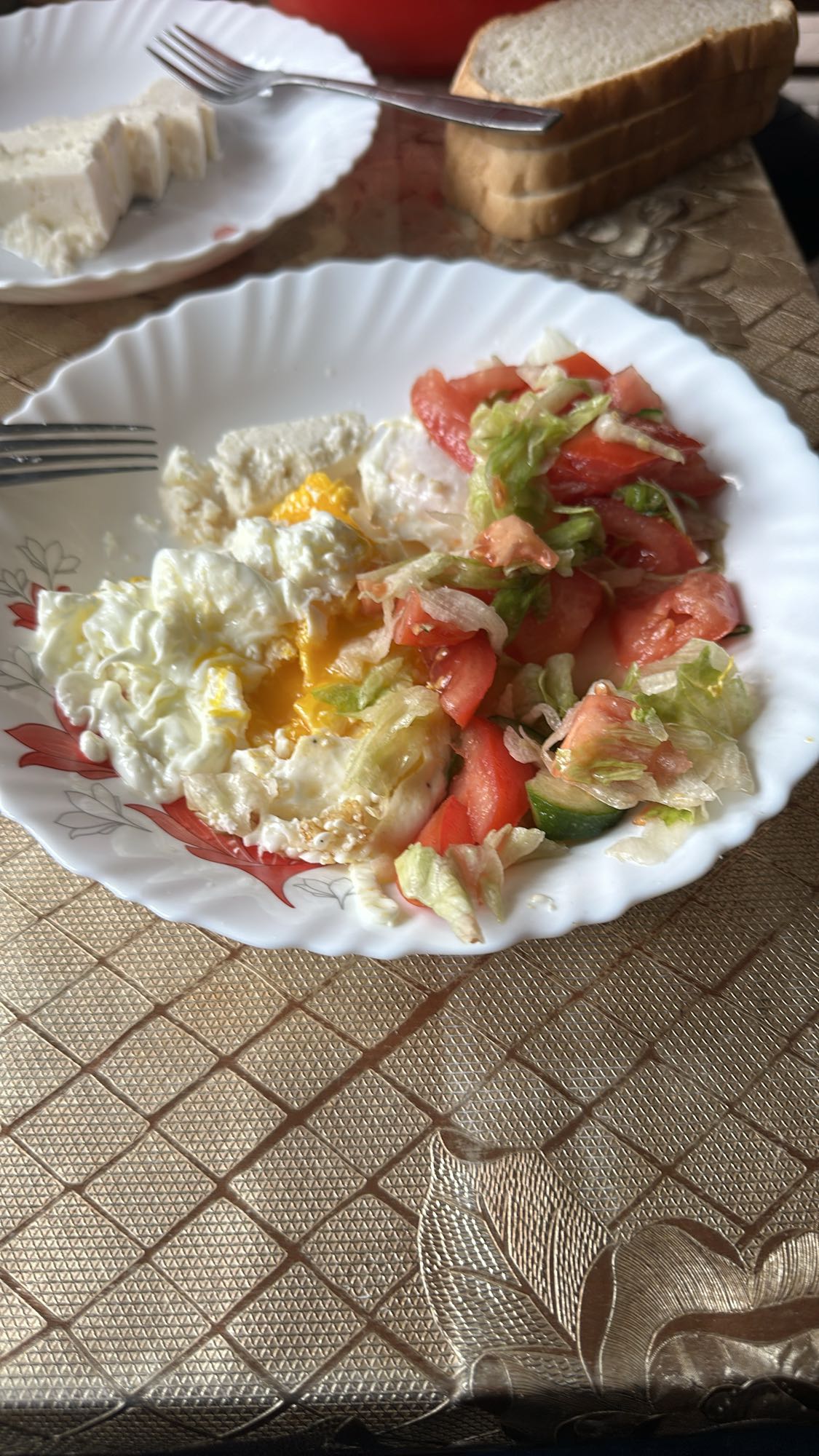 Ouă cu salată proaspătă