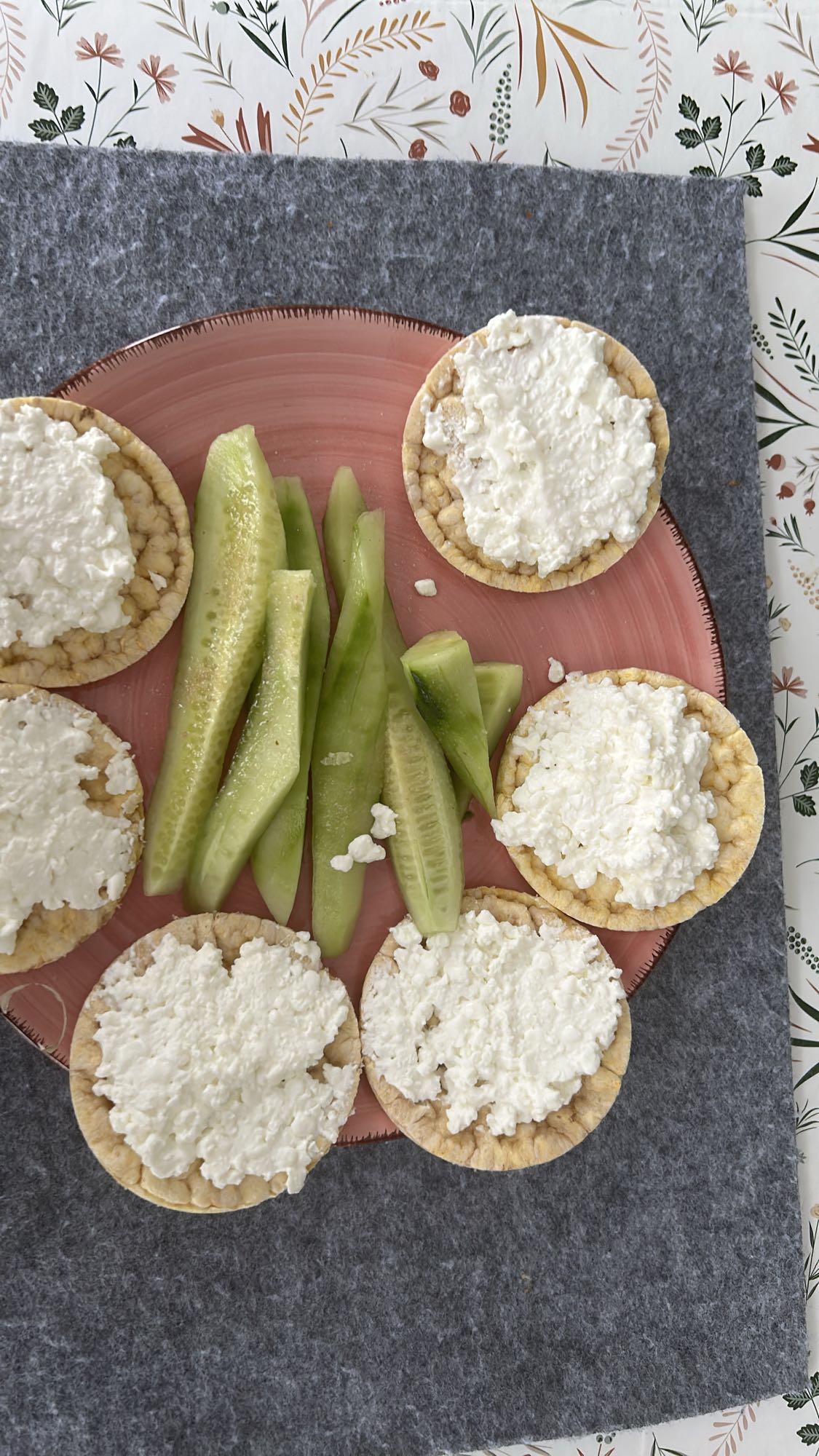 Tortitas con requesón y pepino