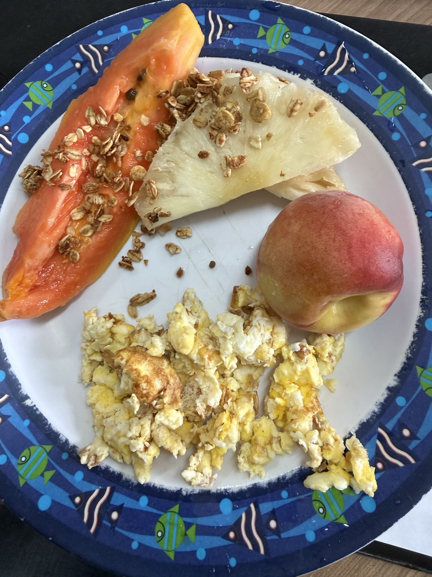 Café da manhã com frutas e ovos