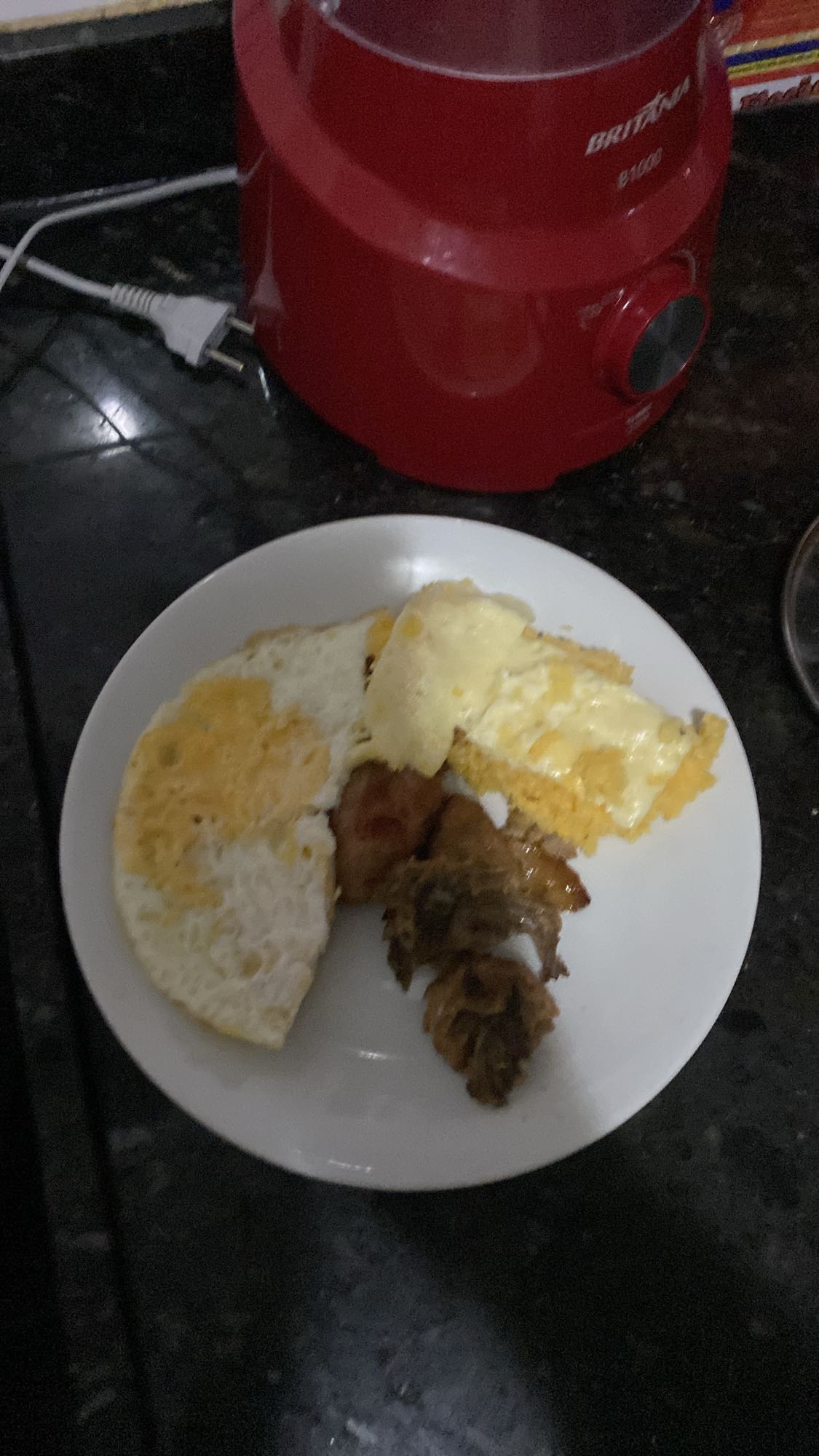 Ovo, frango e cuscuz