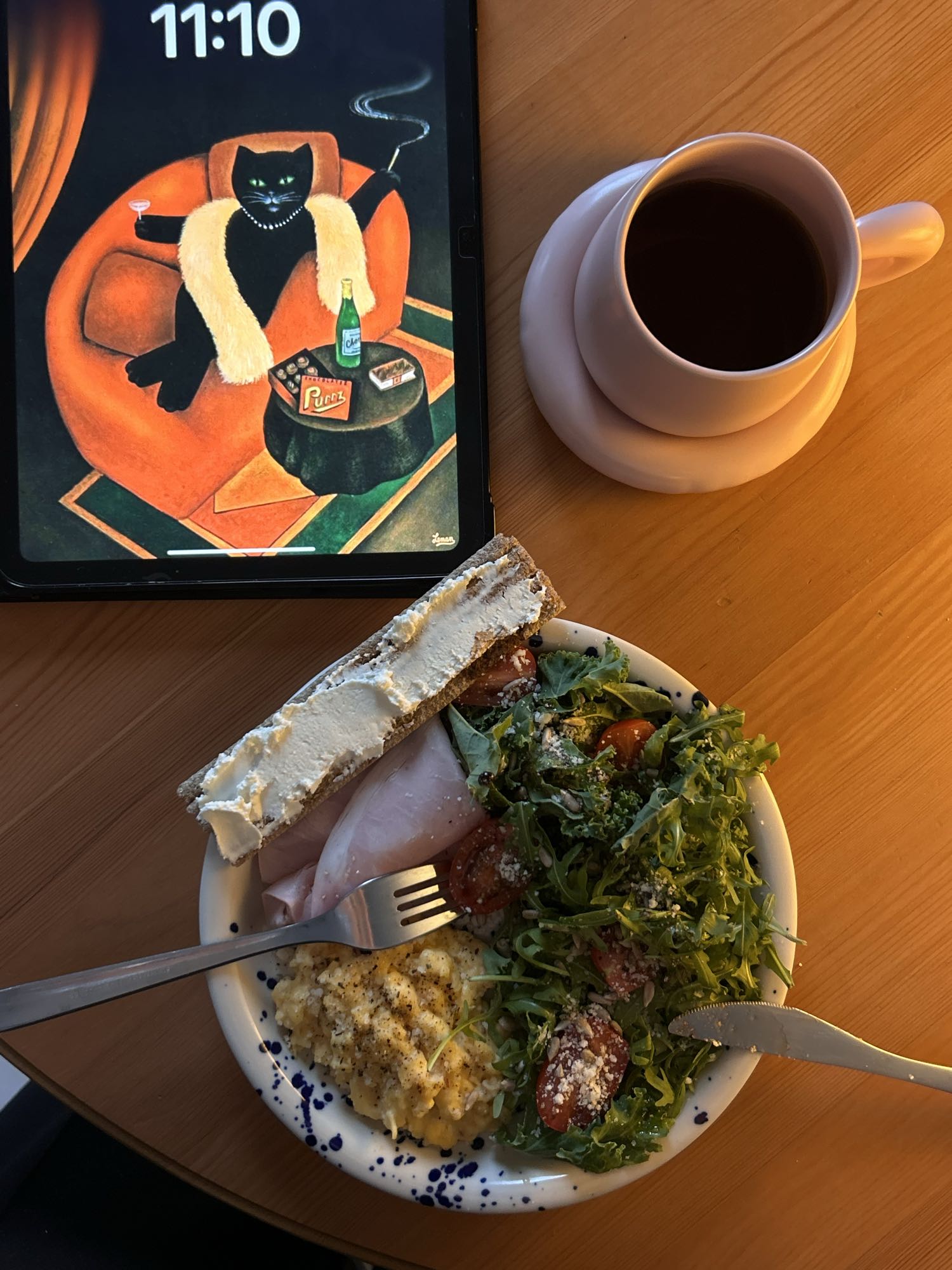 Śniadanie z jajecznicą i szynką