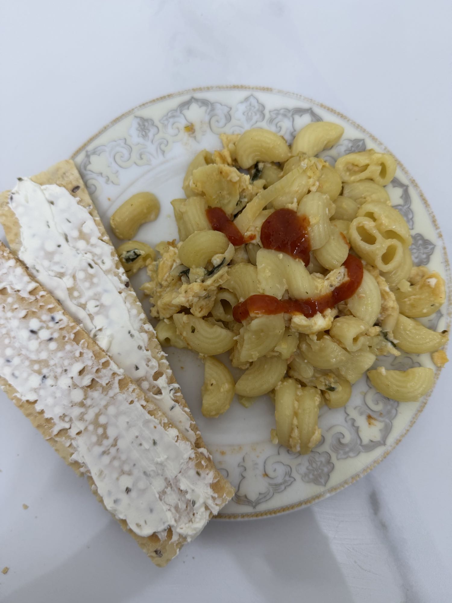 макароны с яйцом и хлебцами