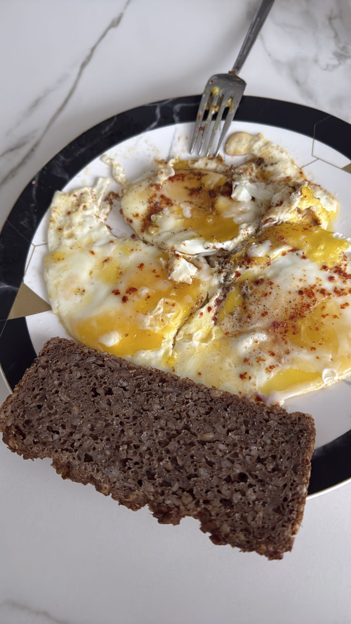 Spiegeleier mit Roggenbrot