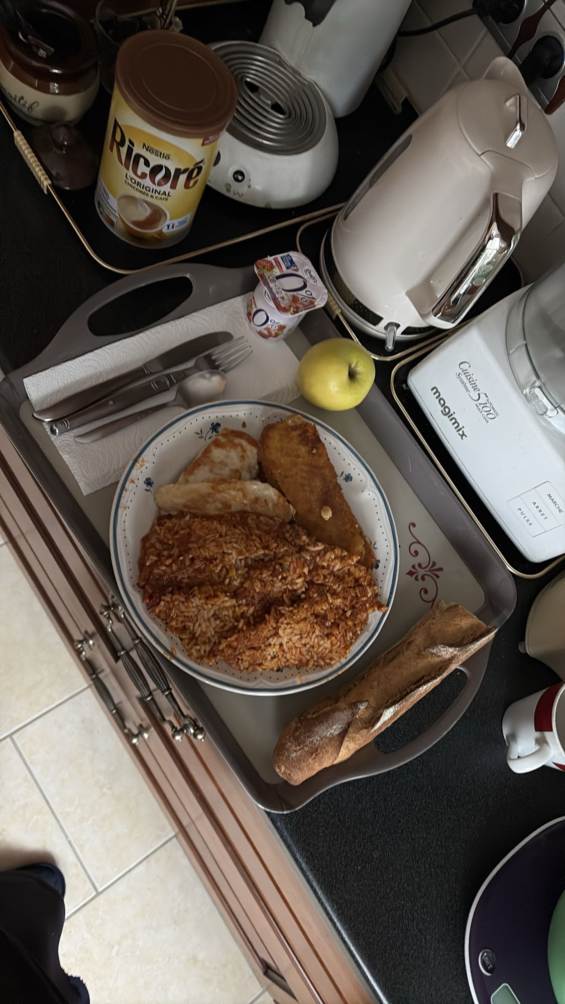 Déjeuner riz poulet et pain