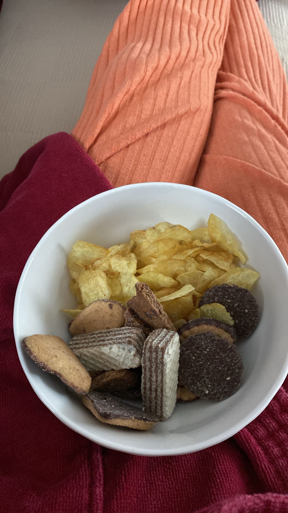 Gustare cu chipsuri și biscuiți