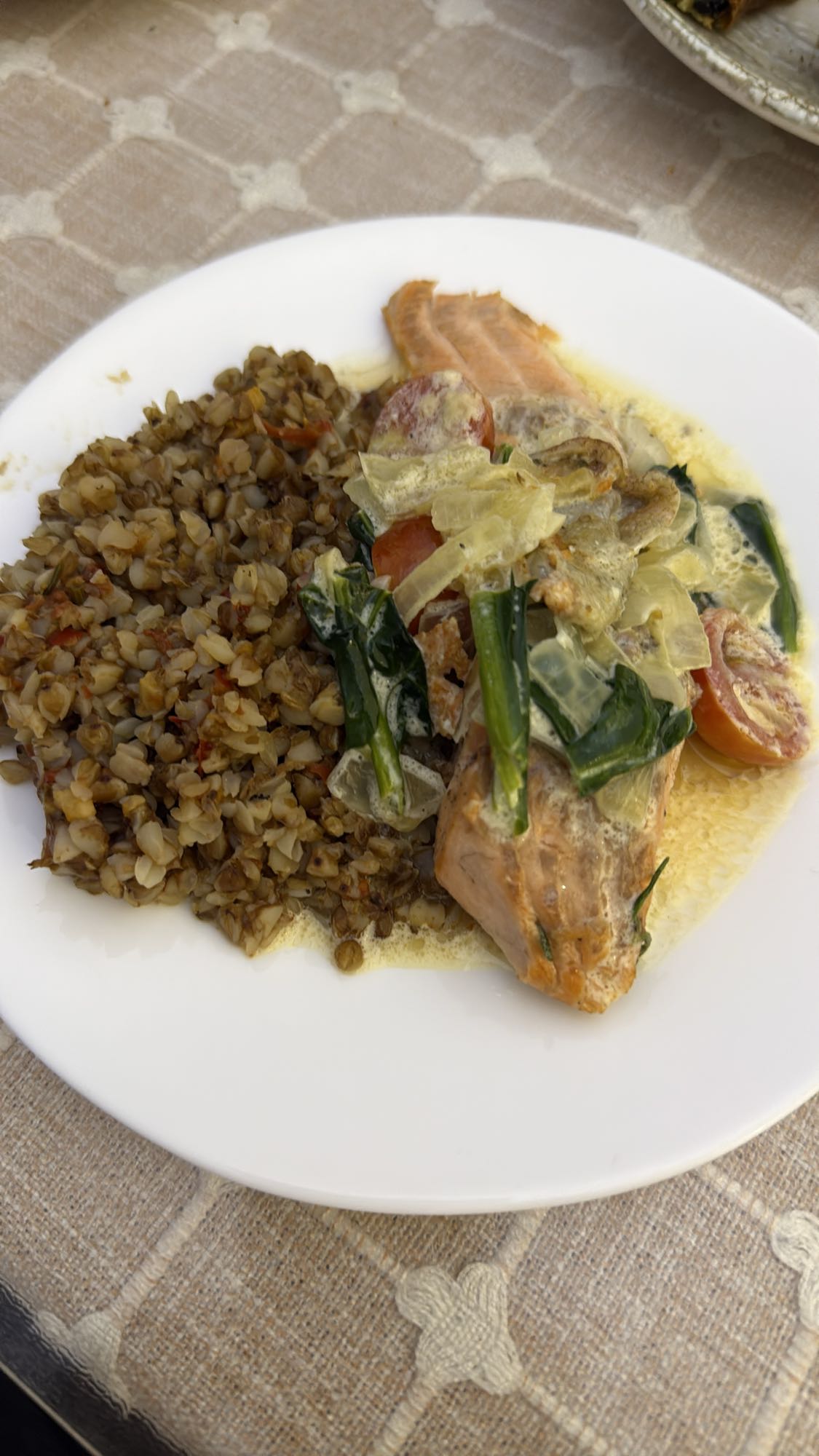 гречка с лососем и овощами