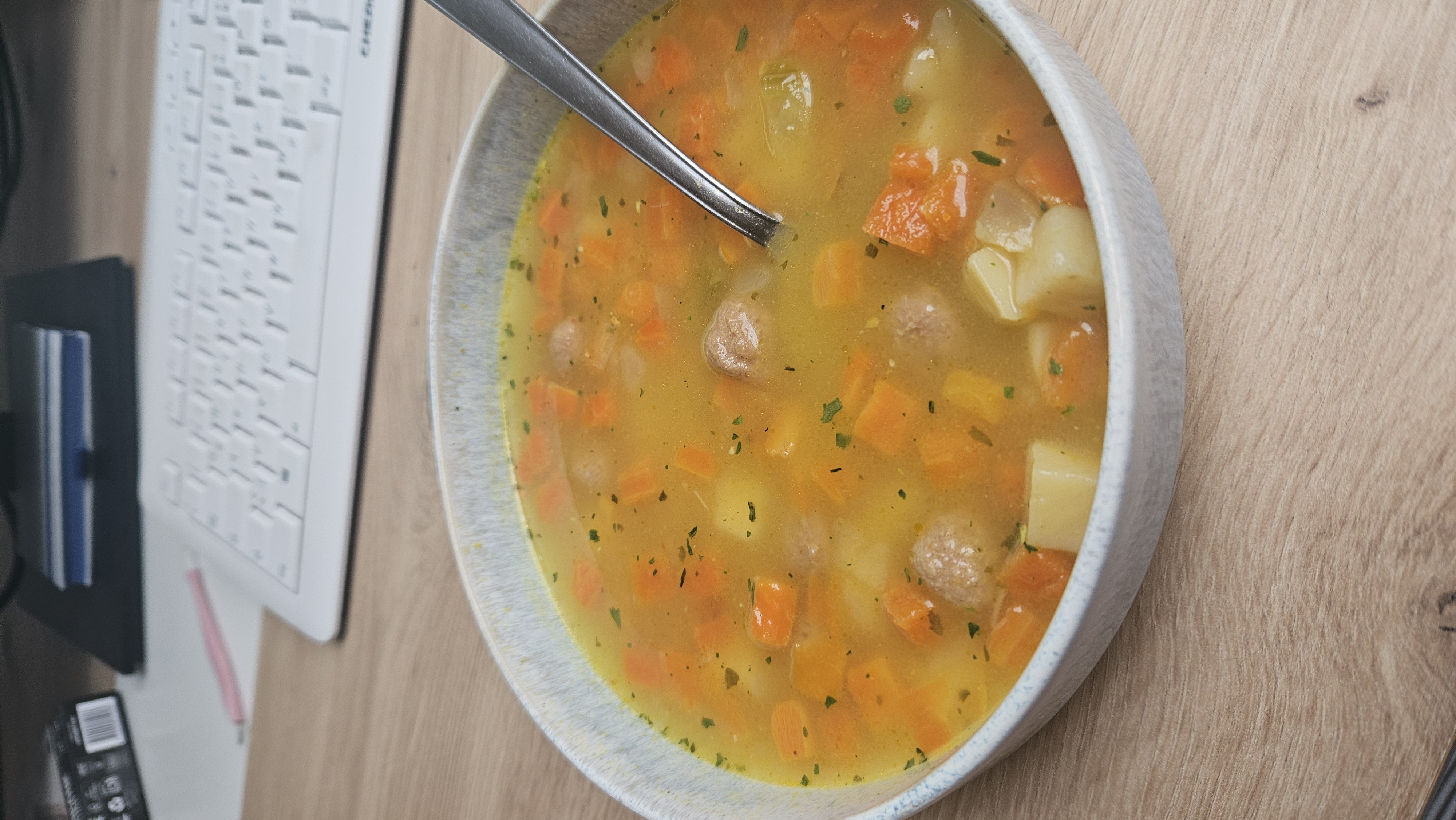 Gemüsesuppe mit Fleischbällchen