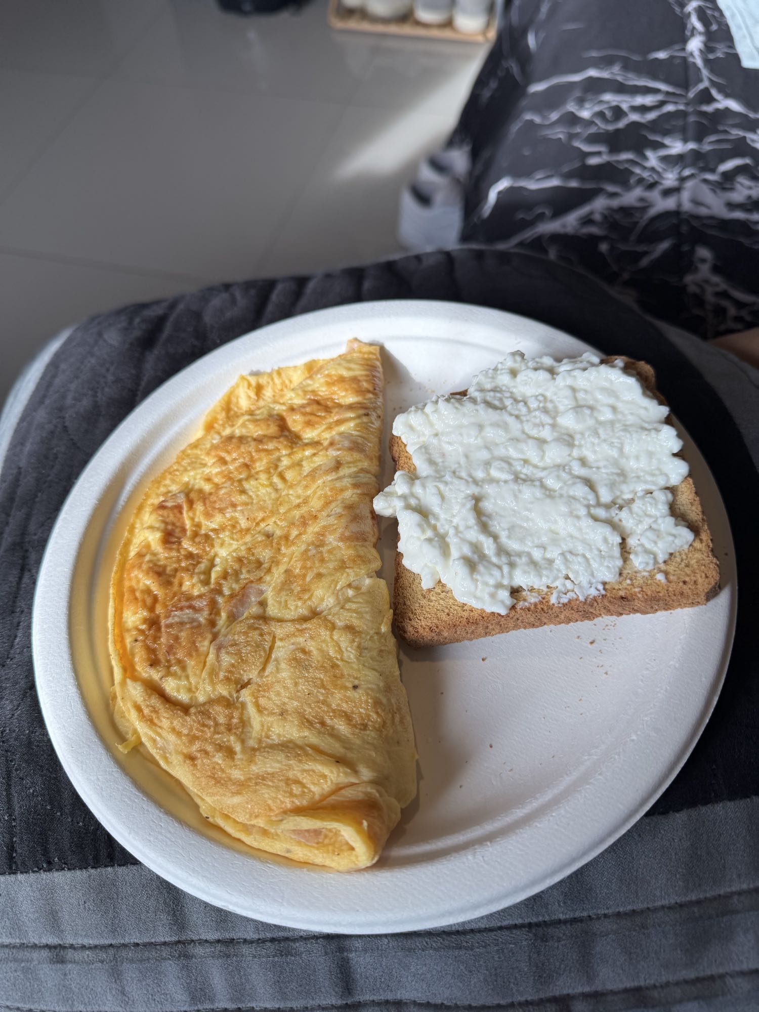 Tortilla y pan con queso