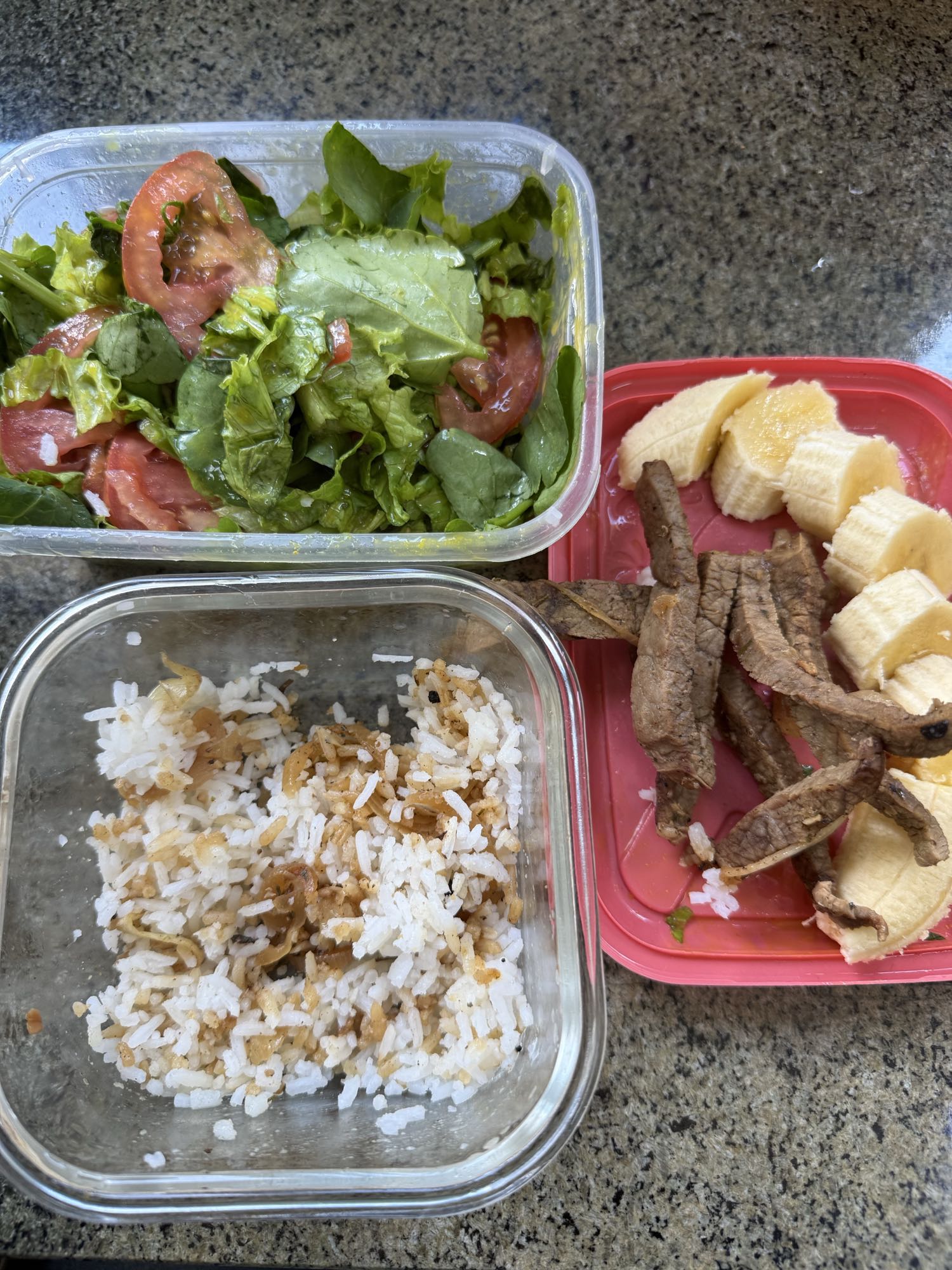 Arroz, carne e salada