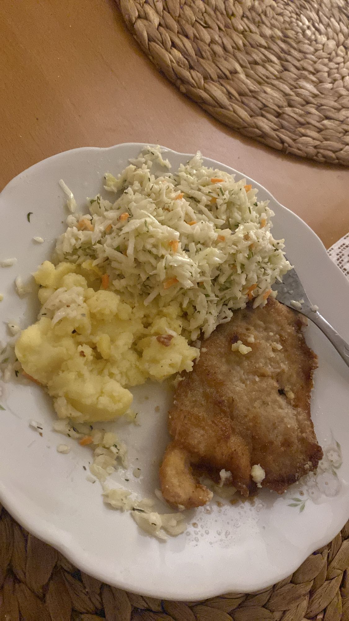 Kotlet schabowy z ziemniakami i surówką