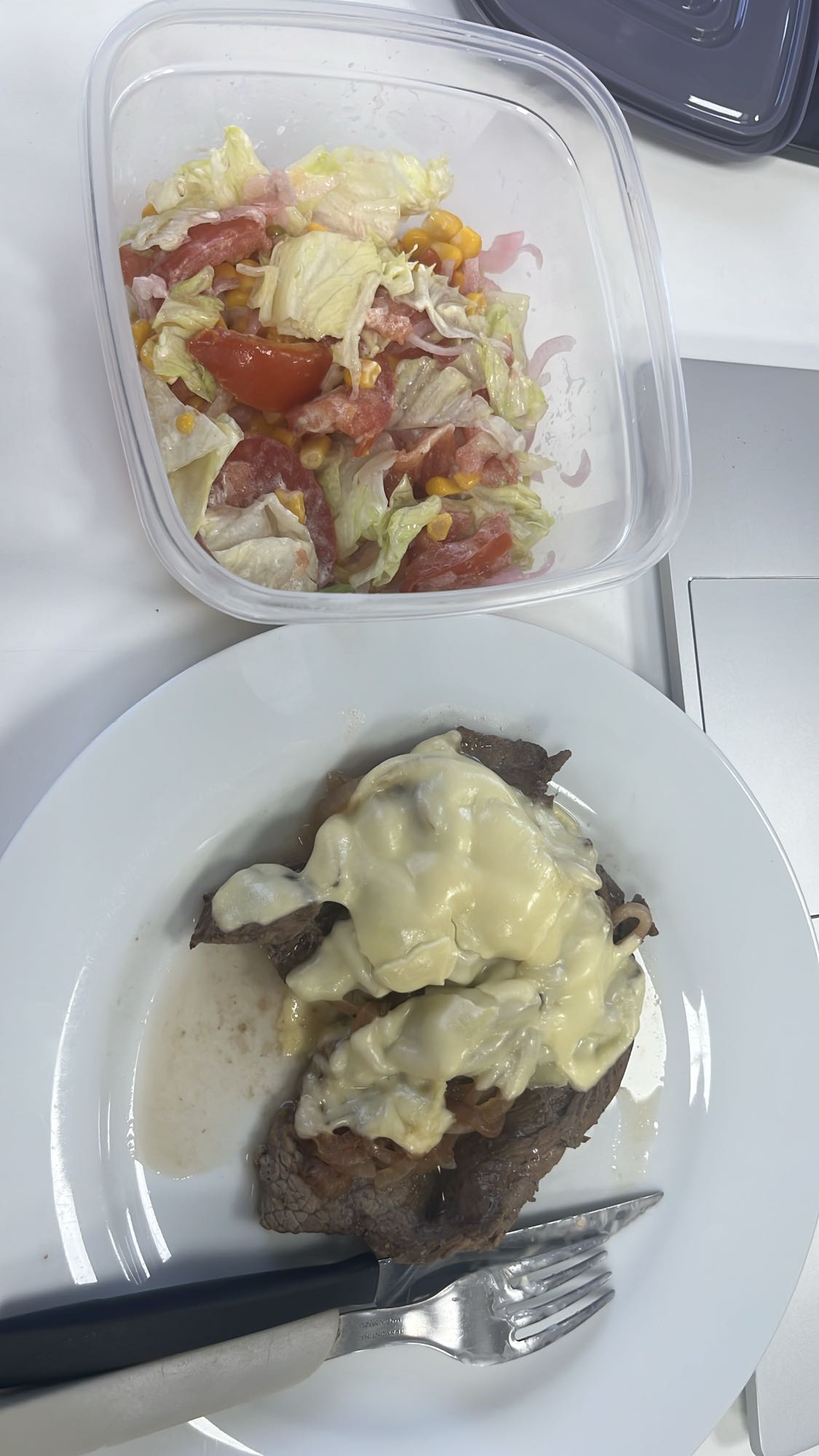 Carne con queso y ensalada