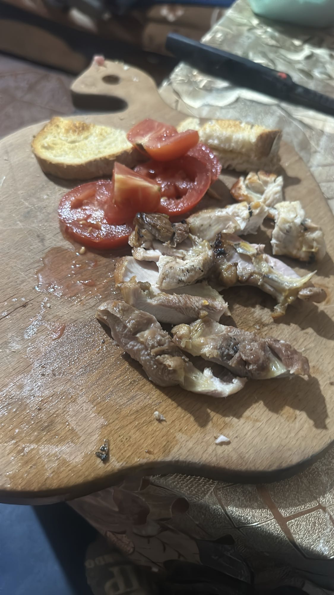 Pui cu roșii și pâine