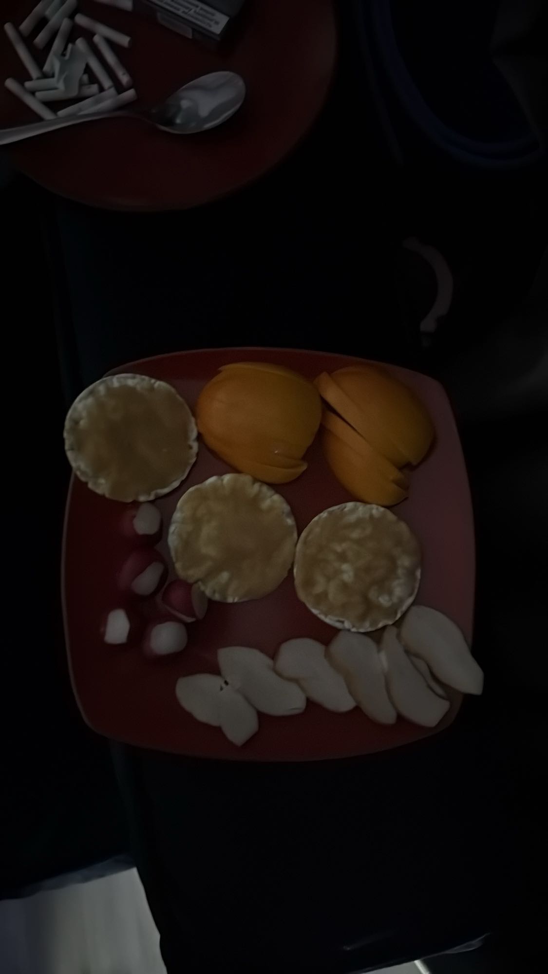 Тарелка с фруктами и рисовыми хлебцами