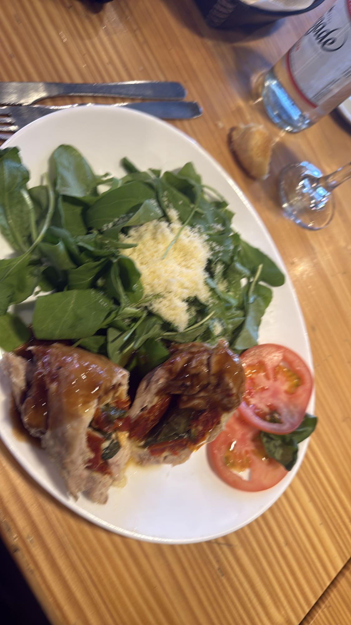 Pollo relleno con ensalada