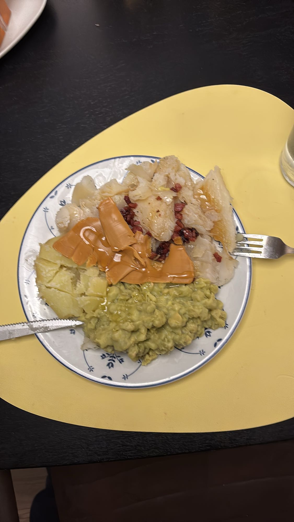 Lutefisk med potet, erter, bacon, sirup og brunost