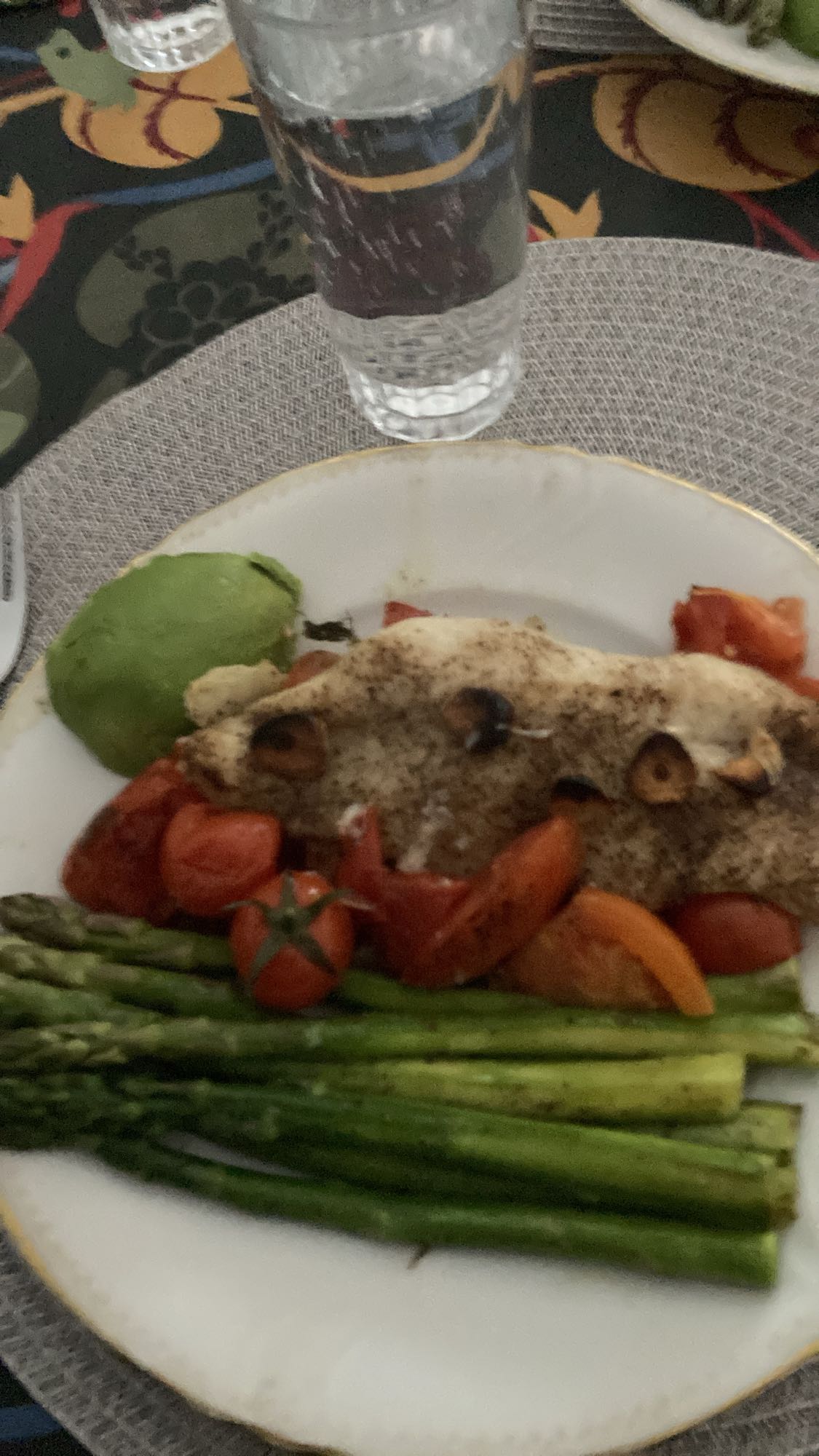 Vit fisk med grönsaker