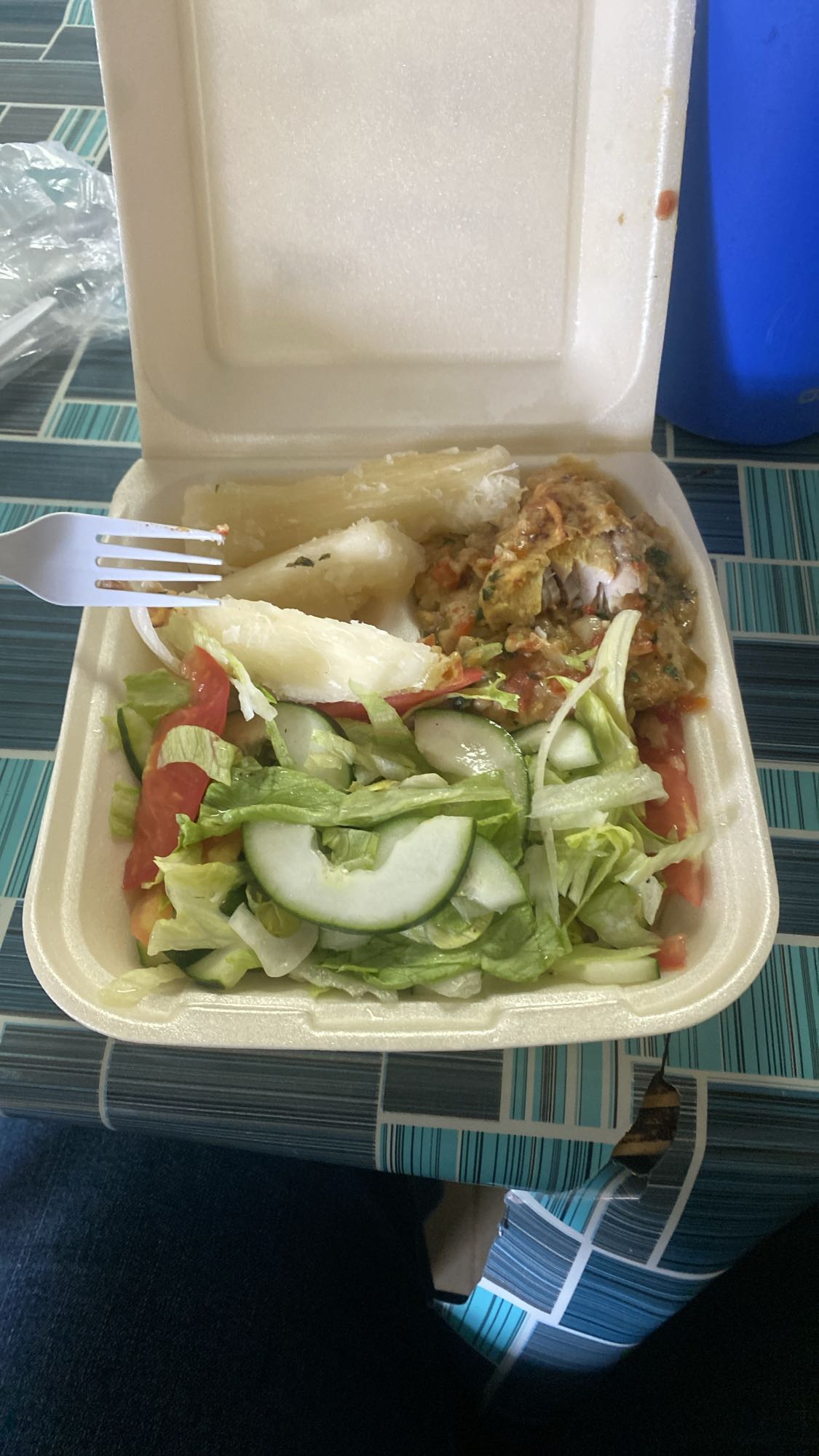 Yuca con pescado y ensalada