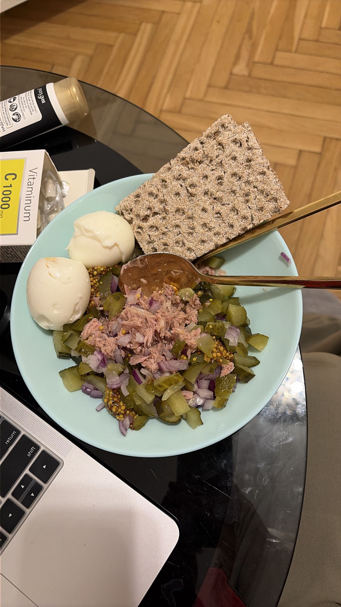 тунец с яйцами и хлебцами