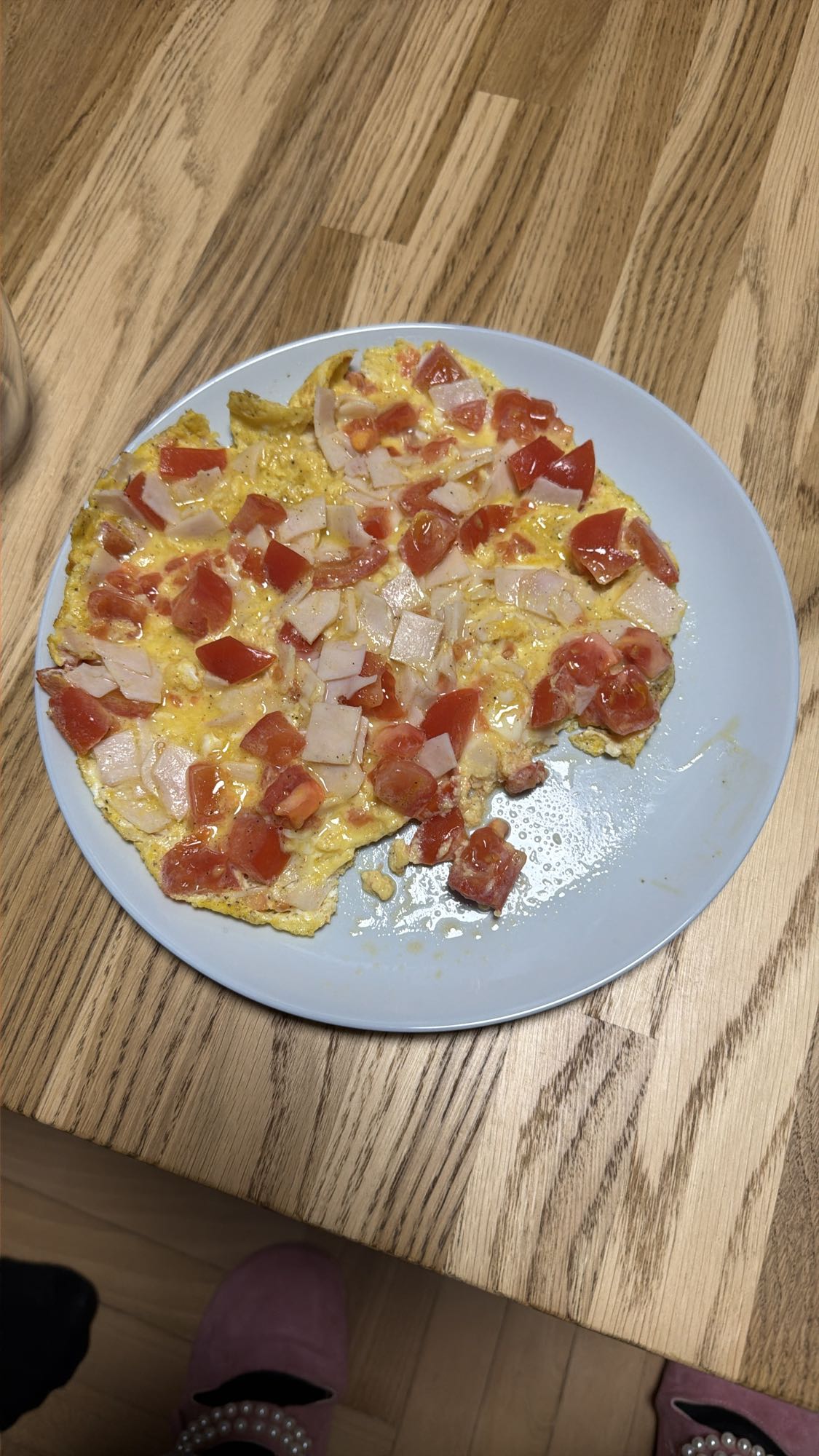 omlet z szynką i pomidorami