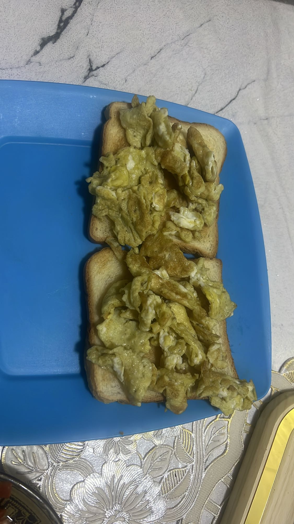 Oeufs brouillés sur pain