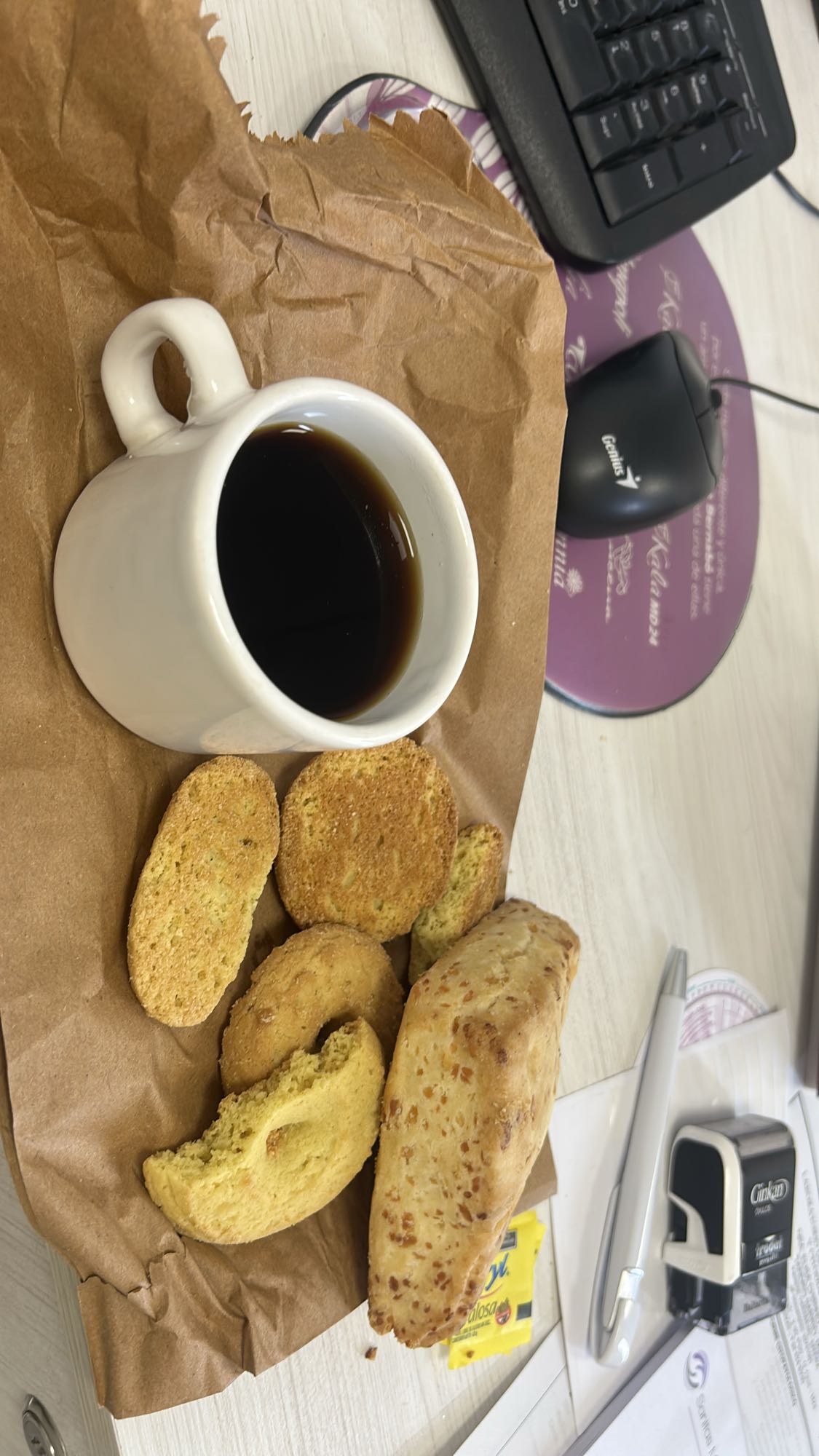 Café con galletas y pan