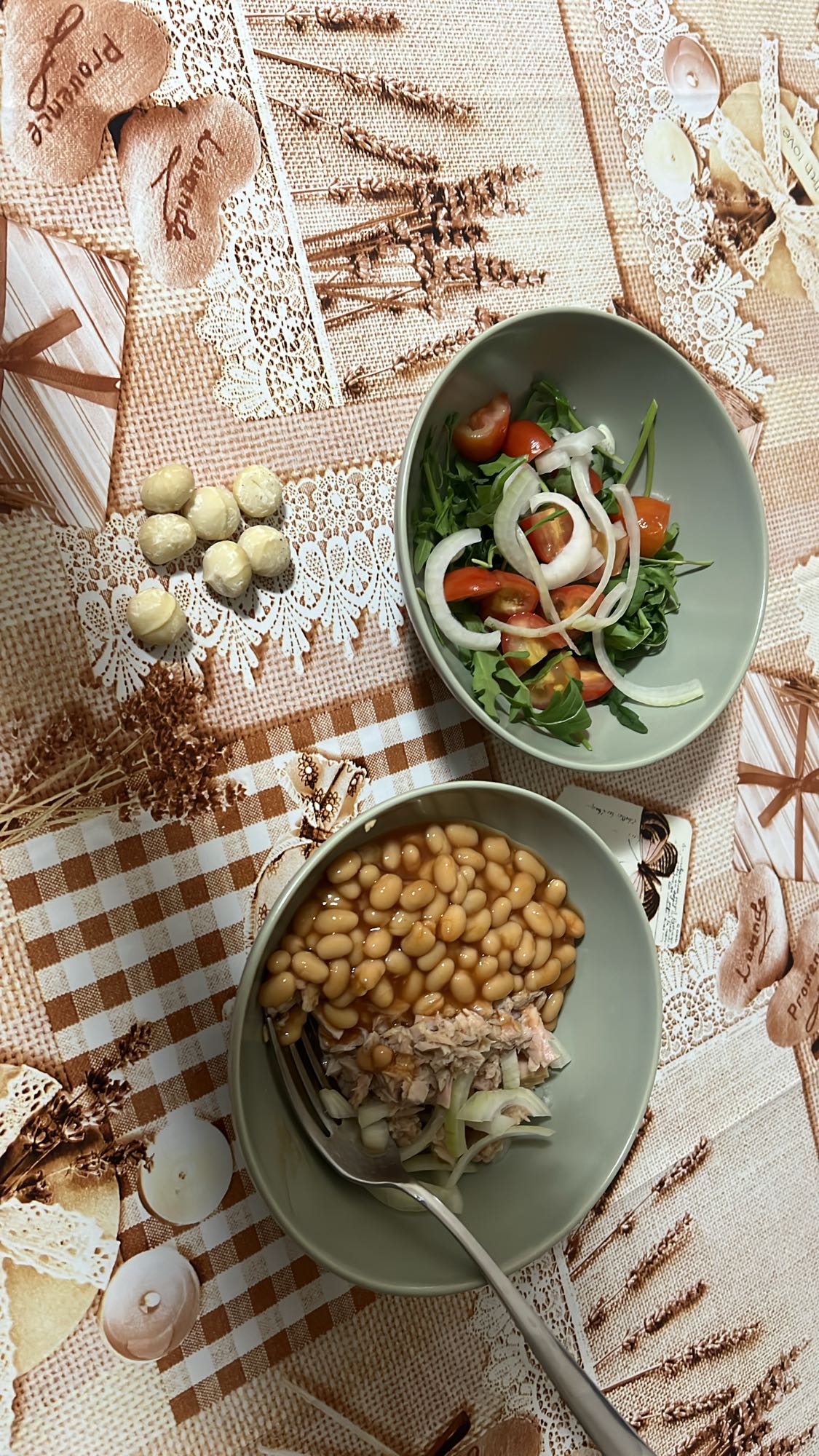 салат с фасолью и тунцом