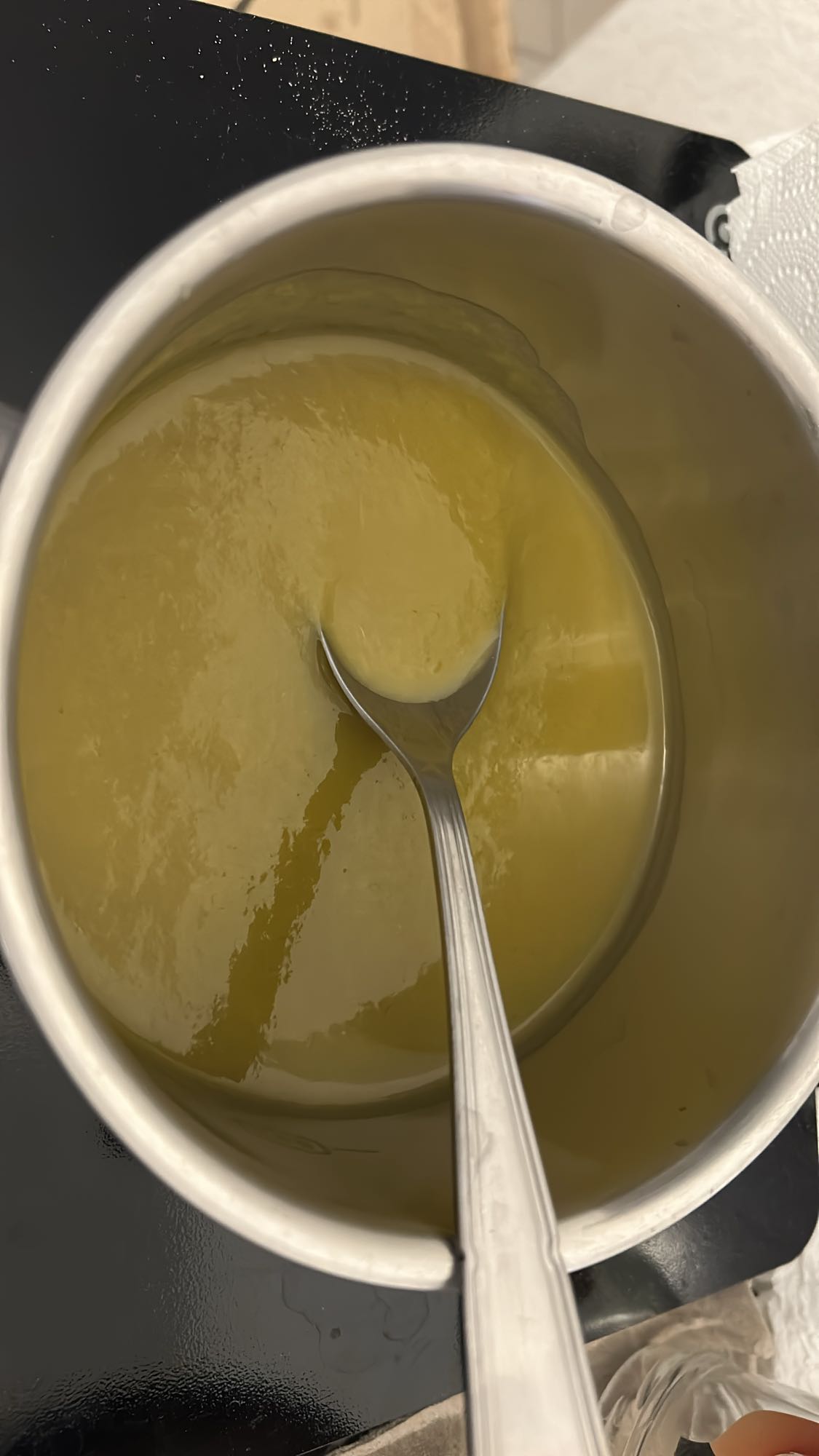 Soupe de légumes avec poireaux carottes pommes de terre céleri et patate douce