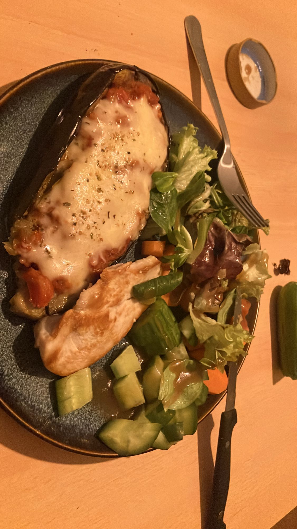 Berinjela recheada e salada