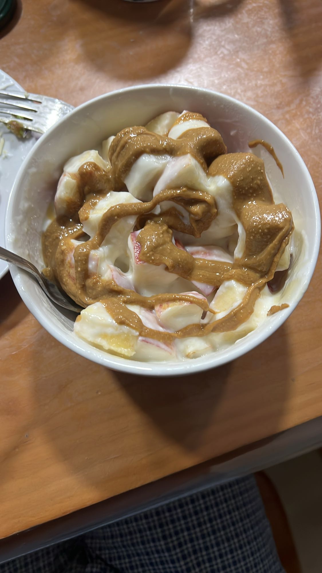 Fruta con yogur y crema de cacahuate